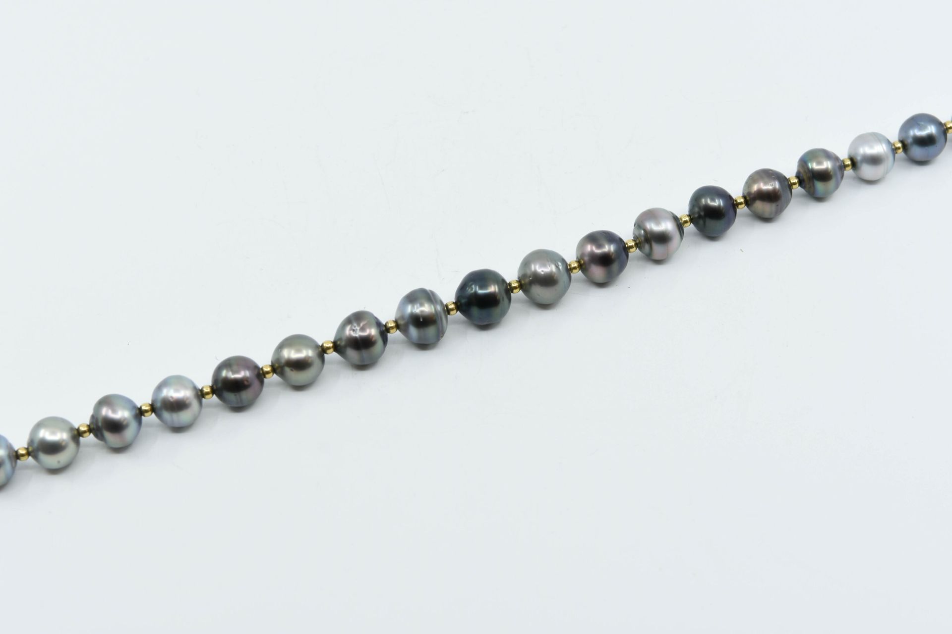 Null Collier orné de perles grises de Tahiti alterné de petite billes en or 14K &hellip;