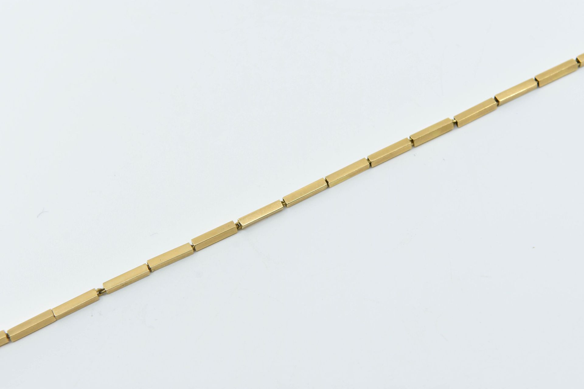 Null Collier en or jaune 18K (750°/°°) à maille tube 
Poids : 14,1 - L. 49 cm