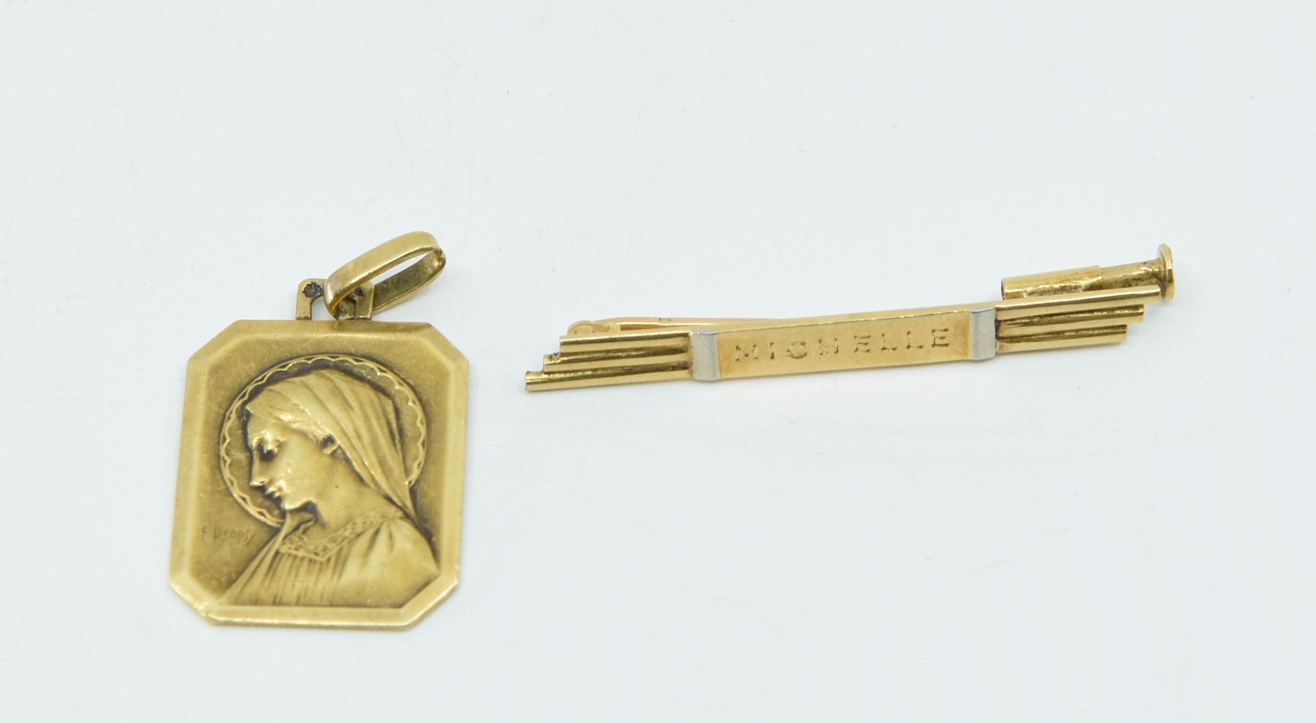Null 拍品包括一枚代表圣母的奖章和一枚18K（750°/°）黄金小胸针 
总重量 : 5,3 g
需要检查的奖章