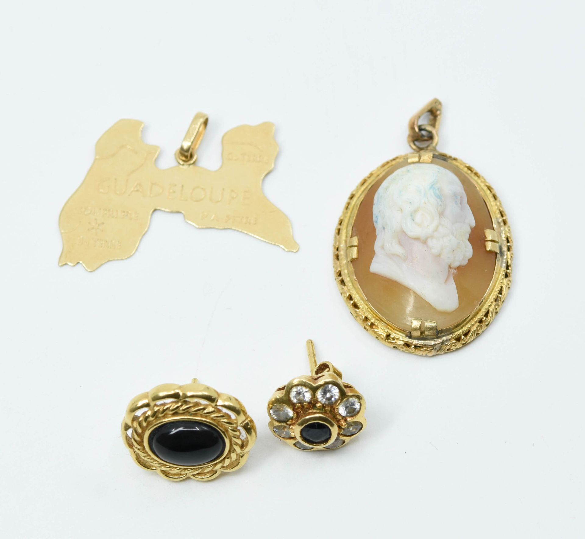 Null Yellow gold lot (750°/°°) comprising: an earring, a Guadeloupe pendant, and&hellip;