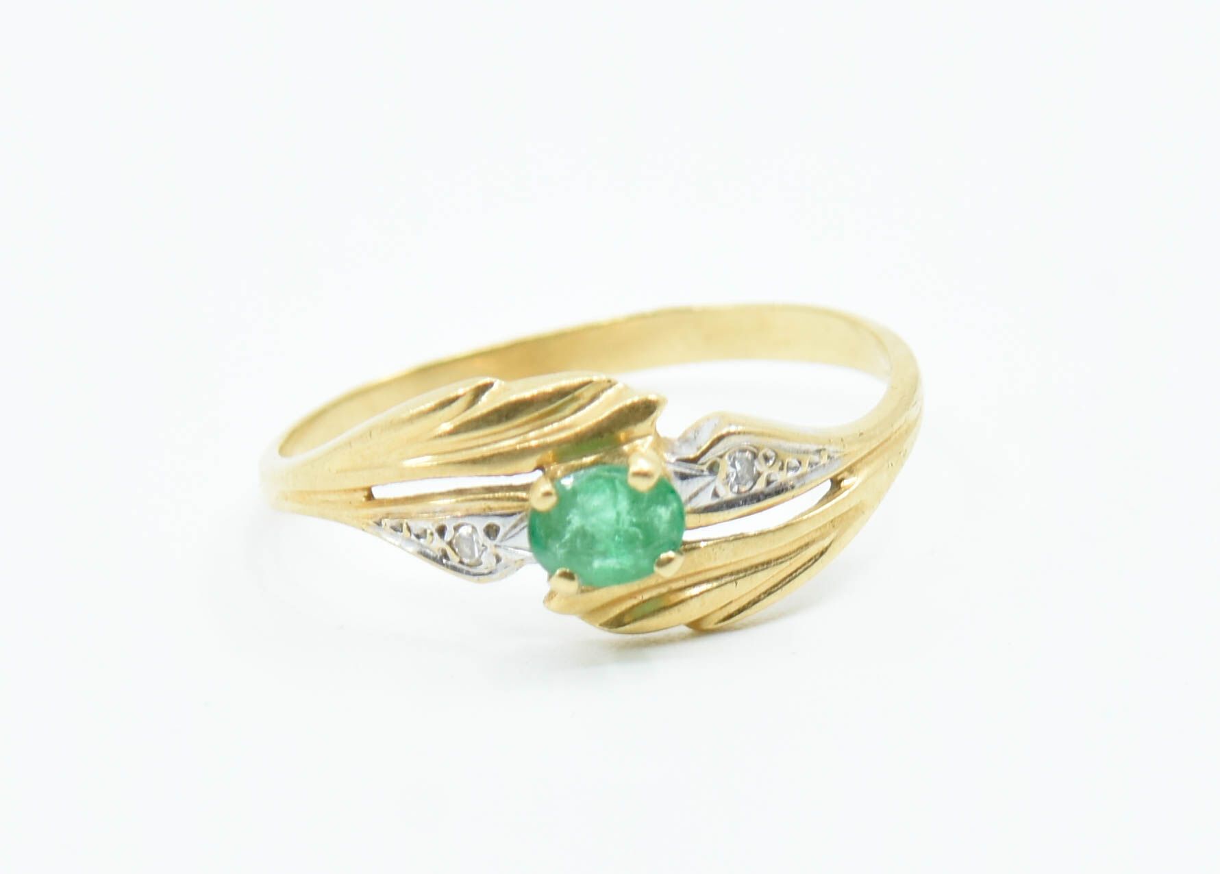 Null 18K（750°/°）黄金戒指，镶嵌一颗椭圆形祖母绿和两颗钻石 
毛重：1.4g - TDD 52