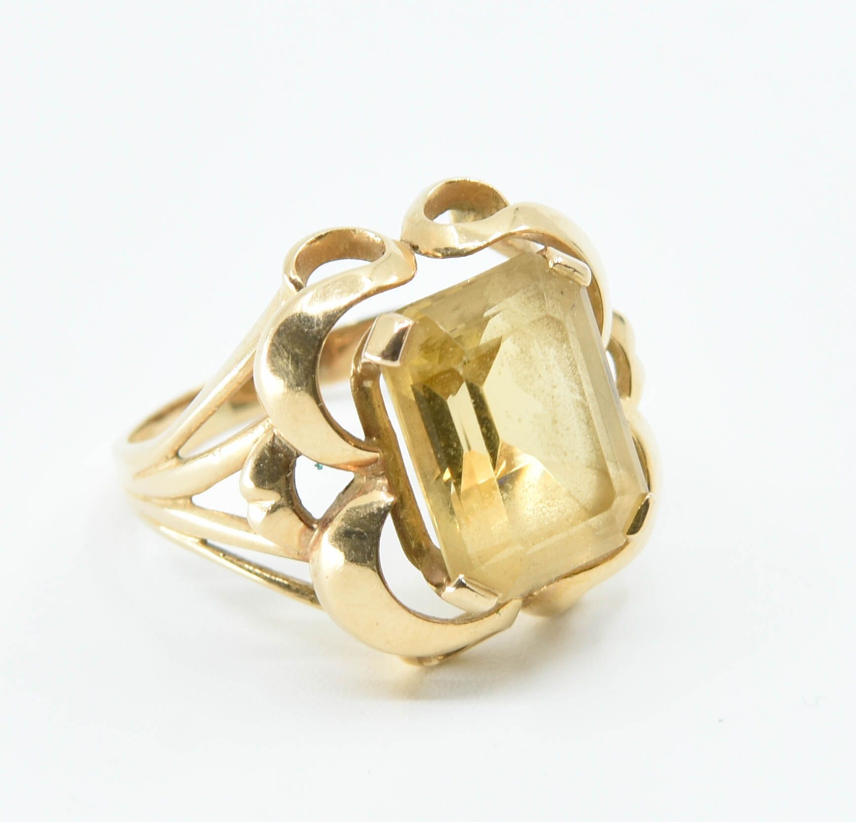 Null 18K（750°/°）黄金戒指，阿拉伯式镶嵌，镶嵌黄水晶 
毛重：7.7g - TDD 57