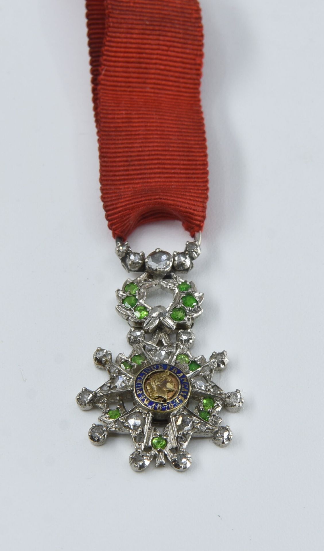 Null 铂金荣誉勋章镶嵌绿宝石和玫瑰花
毛重：3.6克 

按指定用途出售的拍品