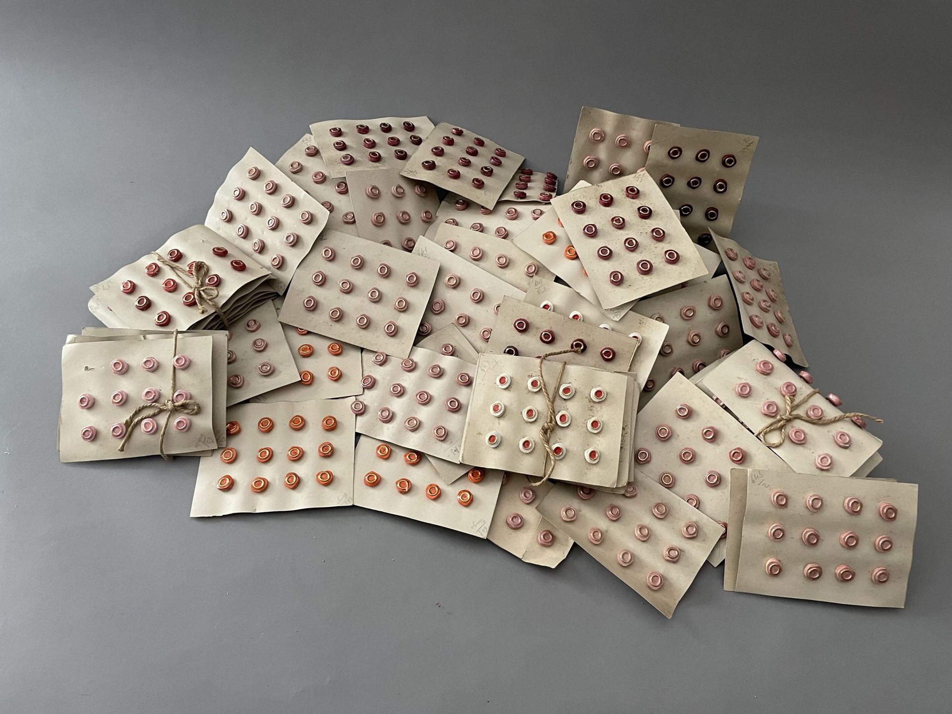 Null 一套花式陶瓷纽扣，大约在1940年，大约有732个小陶瓷纽扣，有金属扣件，有珐琅和镀金的环形装饰，粉色，红色和珊瑚色。

拍卖品可在巴黎预约领取 - &hellip;