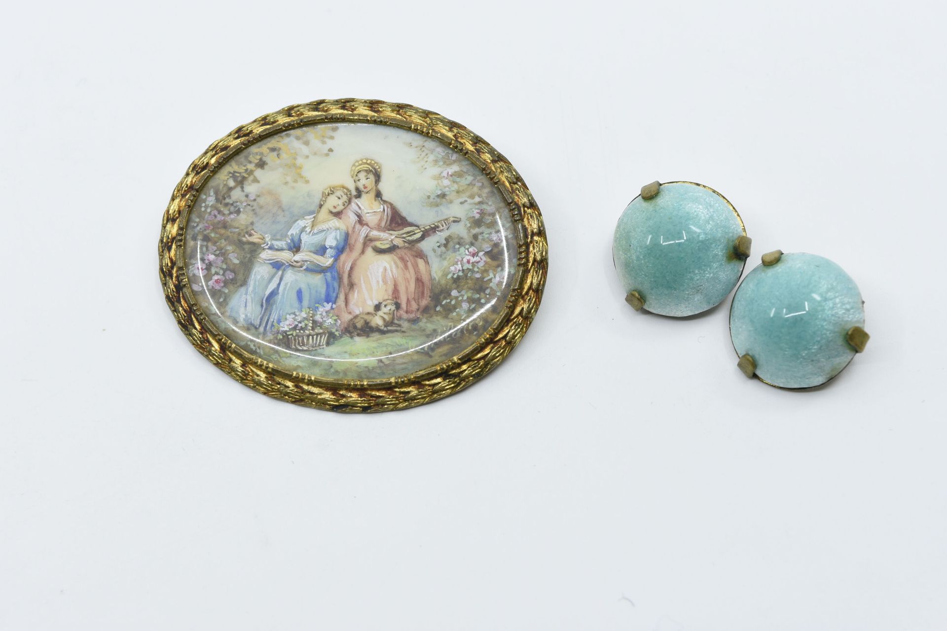 Null Lot including a brooch with gouache decoration of young women musicians acc&hellip;