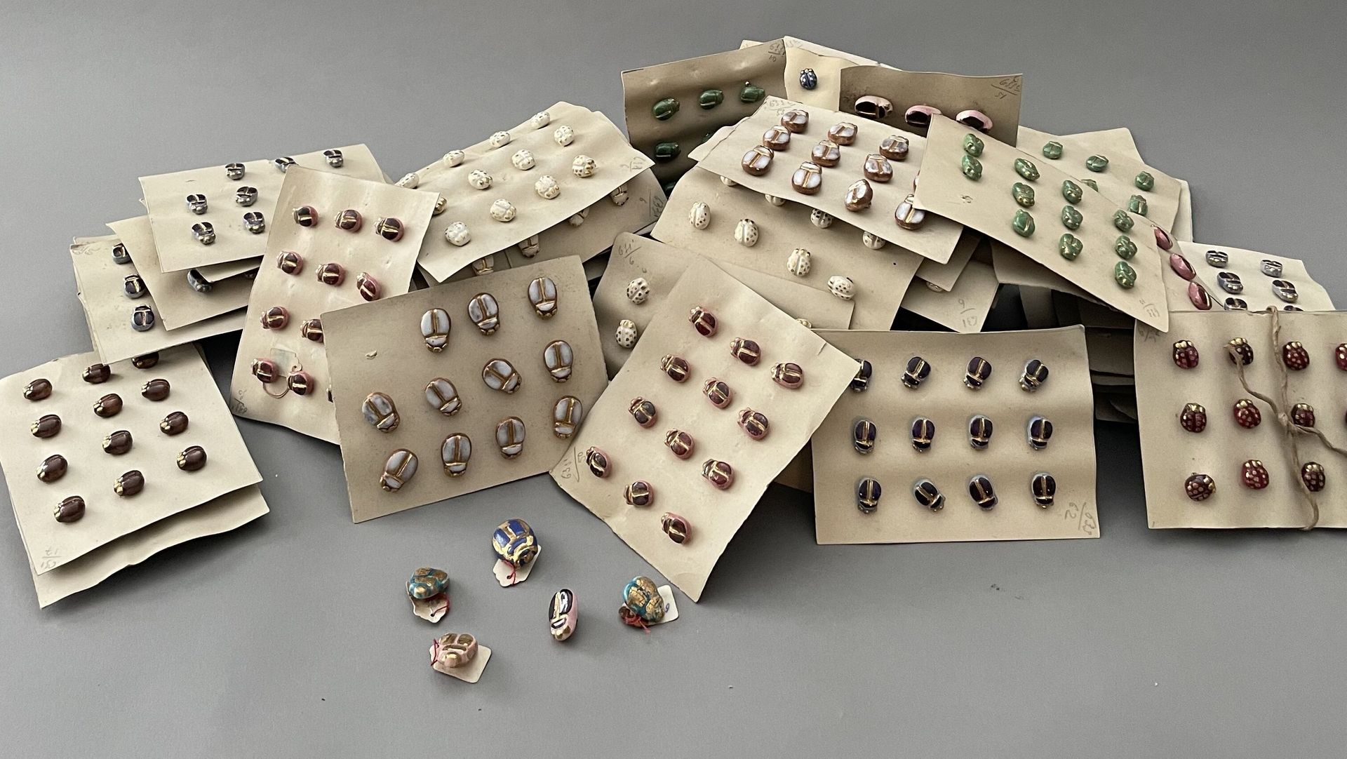 Null 两套花式陶瓷纽扣，约1940年，上釉和镀金的陶瓷纽扣，金属扣件。约有82个大纽扣和277个小纽扣以甲虫为主题，约有56个小纽扣以瓢虫为主题。 
主要附&hellip;