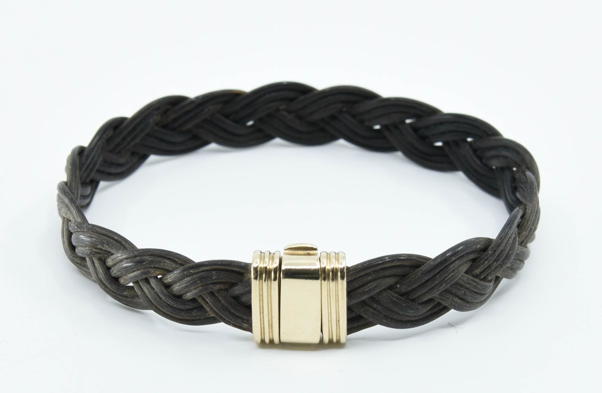 Null BRY - PARIS 
Bracelet in braided elephant hair, clasp in 18K gold (750°/°°)&hellip;