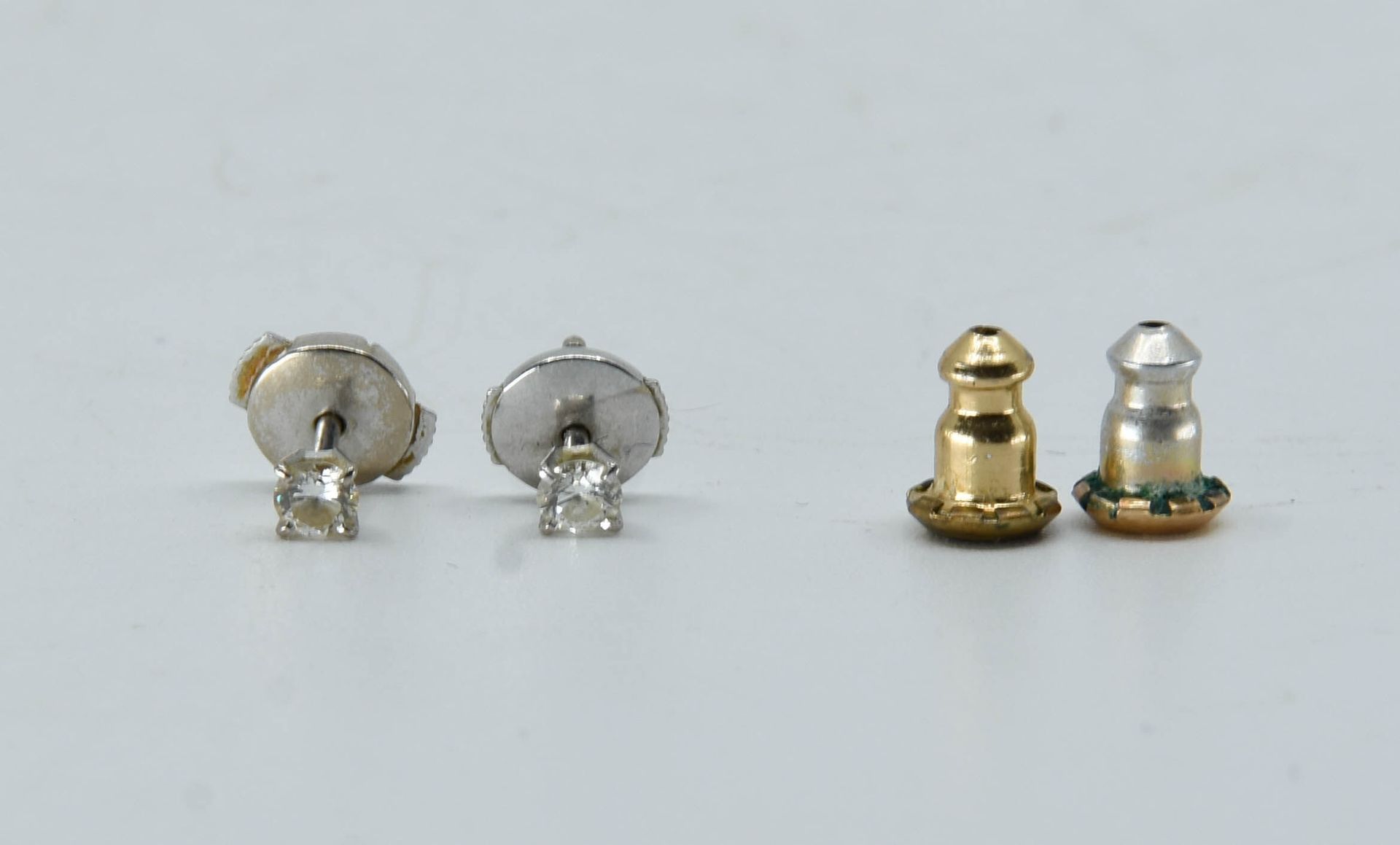 Null 一对18K(750°/°)白金耳环，每只都镶嵌了一颗重约1.10克拉的钻石。 
毛重：0.9克 
包括两个18K(750°/°)金搭扣
总重量 : 0&hellip;