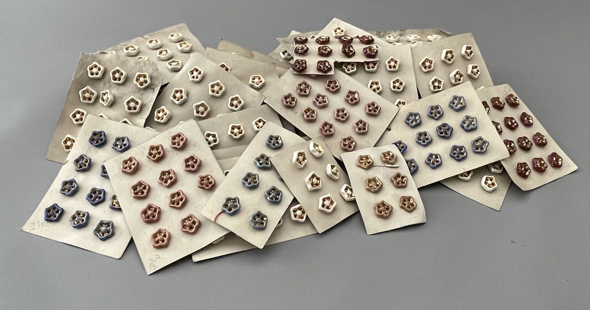 Null Set di bottoni per l'alta moda, circa 1940, circa 312 bottoncini in ceramic&hellip;