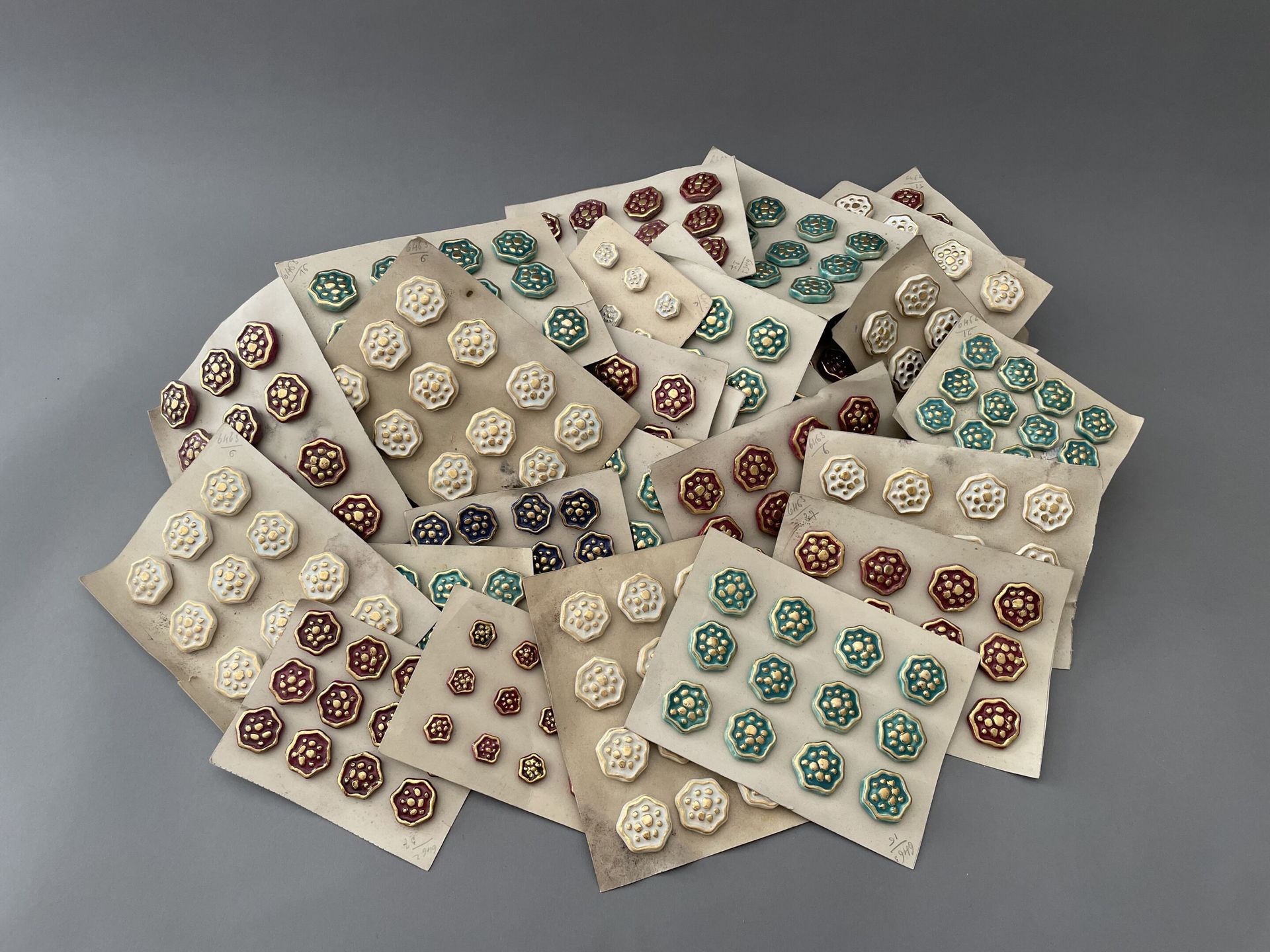 Null Ensemble de boutons pour la haute couture, vers 1940, environ 220 gros et 7&hellip;