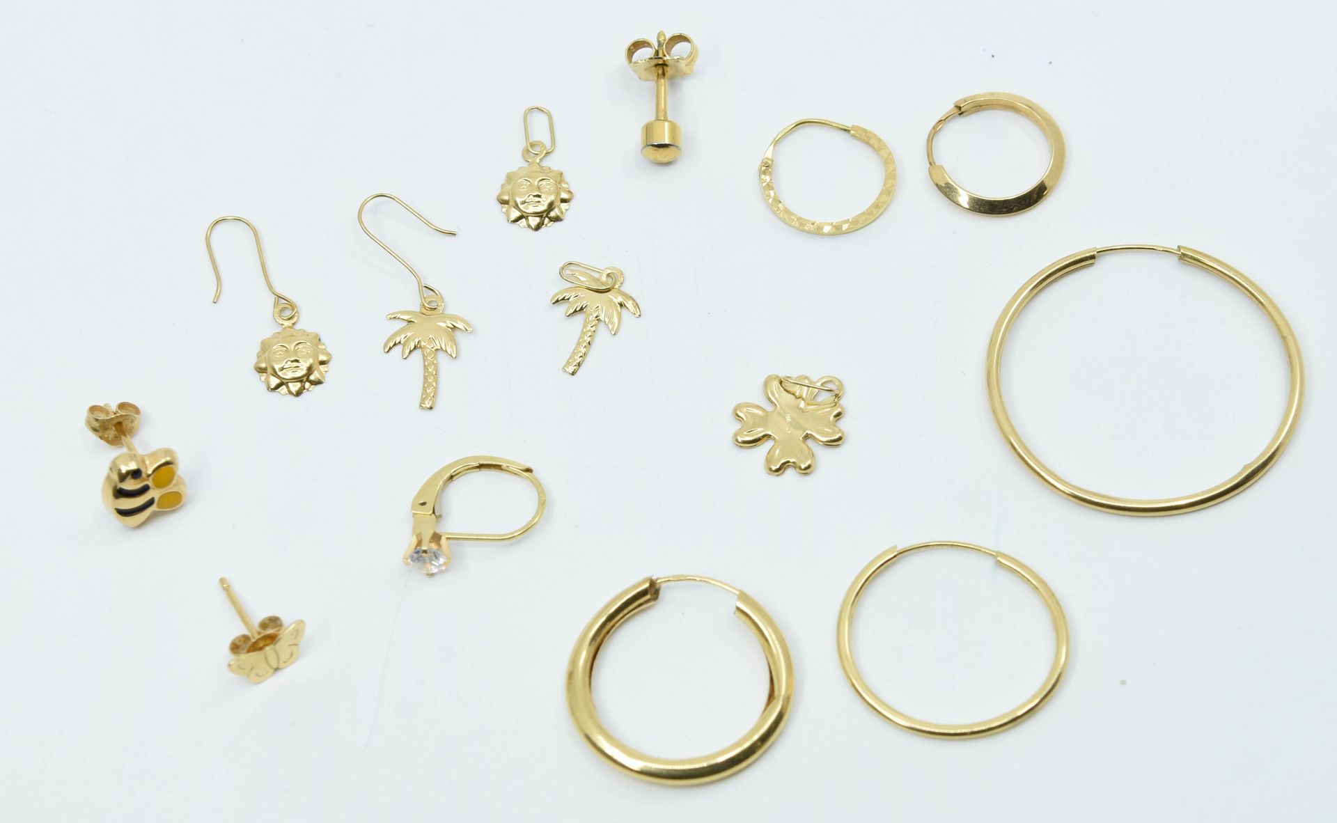 Null Lot including a set of earrings and creoles and two charms 
Total gross wei&hellip;