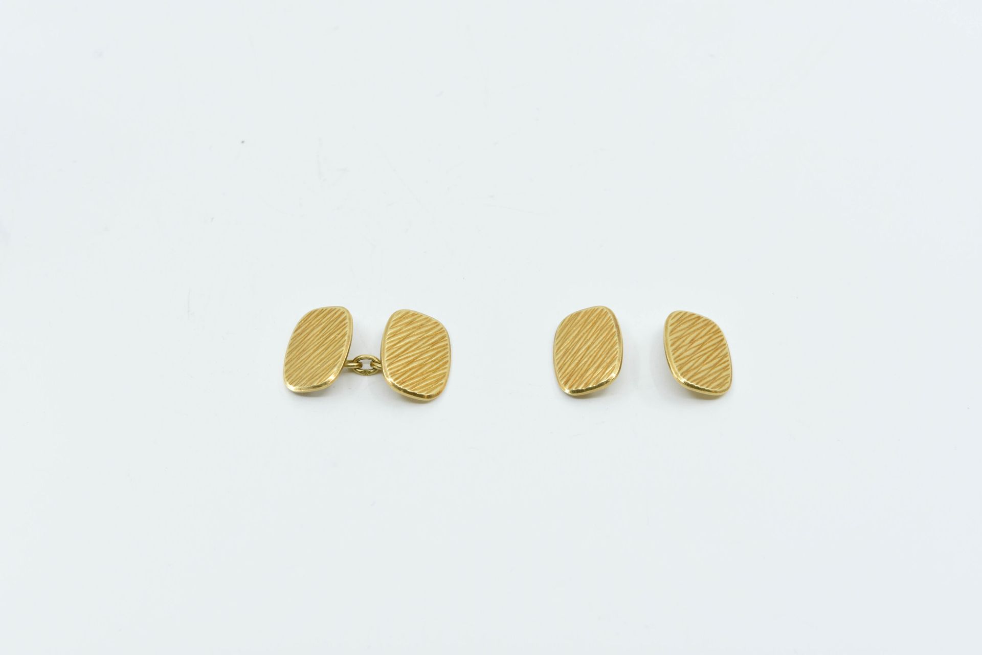 Null Pair of grooved cufflinks in 18K yellow gold (750°/°°) 
Total weight : 9,8 &hellip;