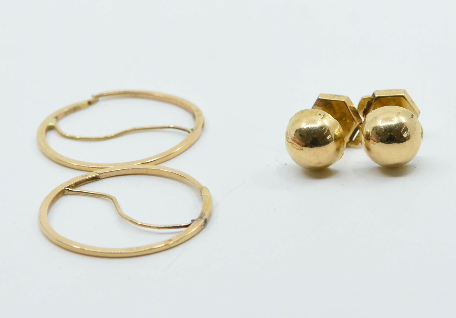 Null 拍品包括两对18K（750°/°）黄金耳环，一对环形耳环和一对半球形耳环。 
总重量: 3,6 g