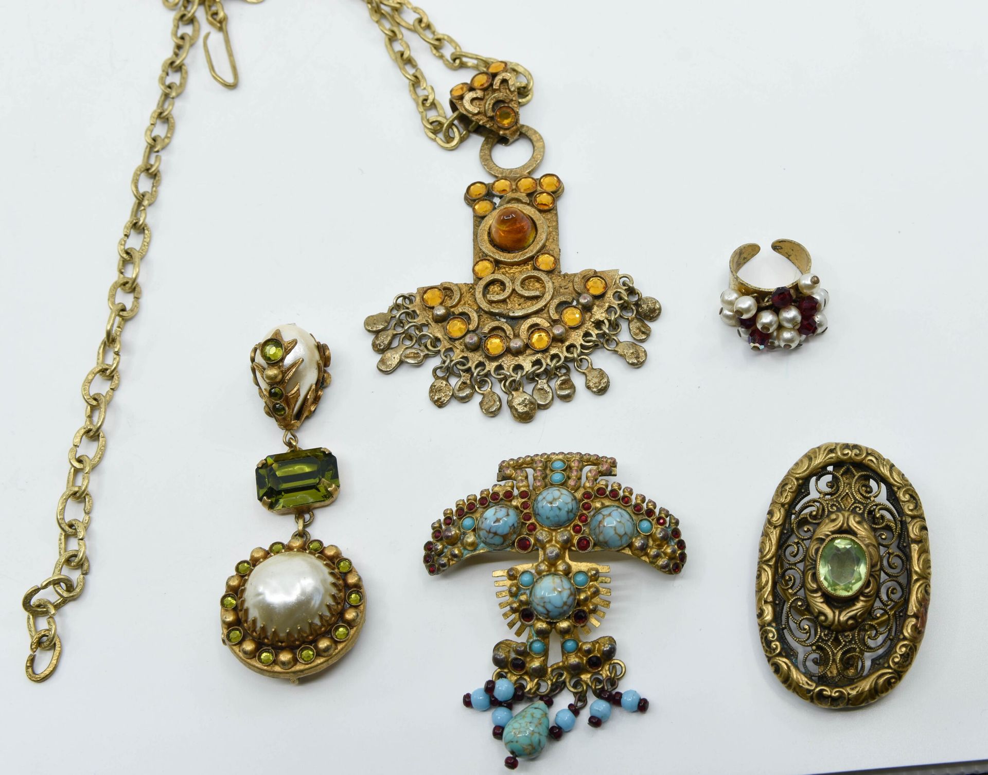 Null 翰瑞 
一套鎏金金属服装首饰，包括：一枚绿色verroterie石和仿珍珠的胸针，一枚绿松石仿珍珠和红色verroterie石的胸针，一枚装饰有仿珍珠&hellip;