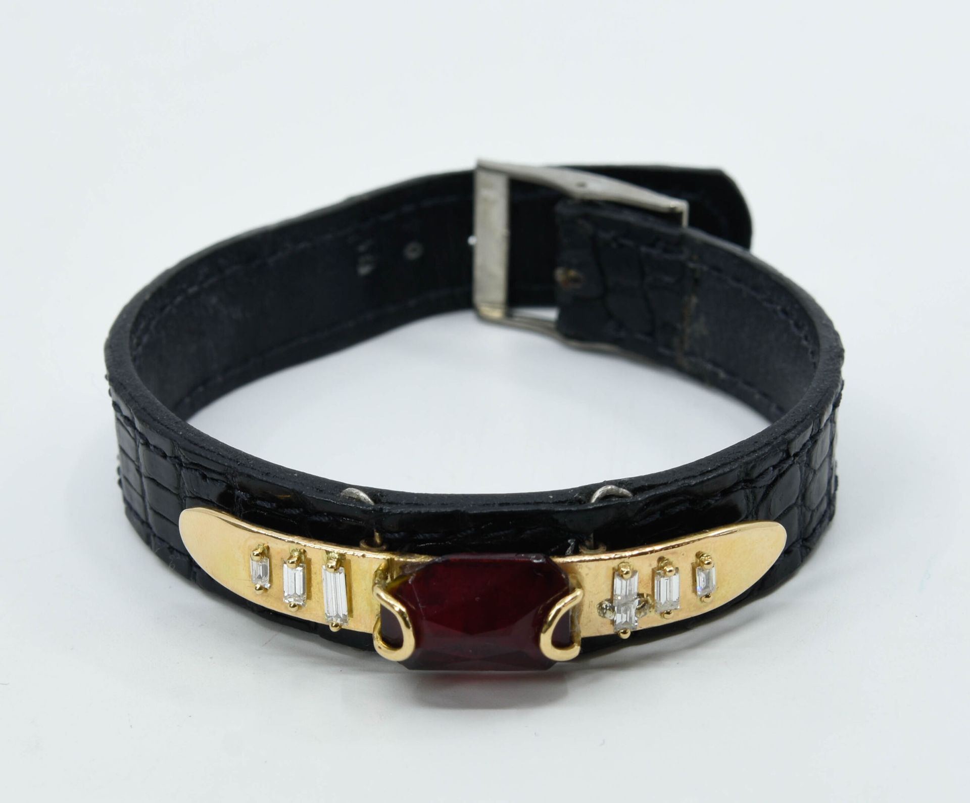 Null Bracelet en cuir serti d'un plastron en or jaune 18K (750°/°°) centré d'un &hellip;