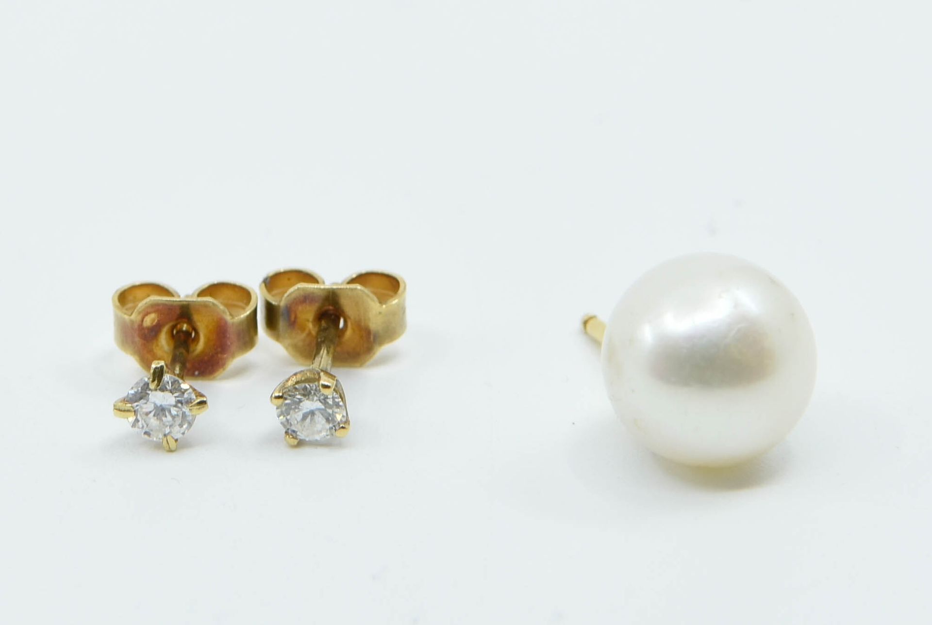 Null Puces d'oreilles en or jaune 18K (750°/°°) serties chacune d'un diamant d'e&hellip;