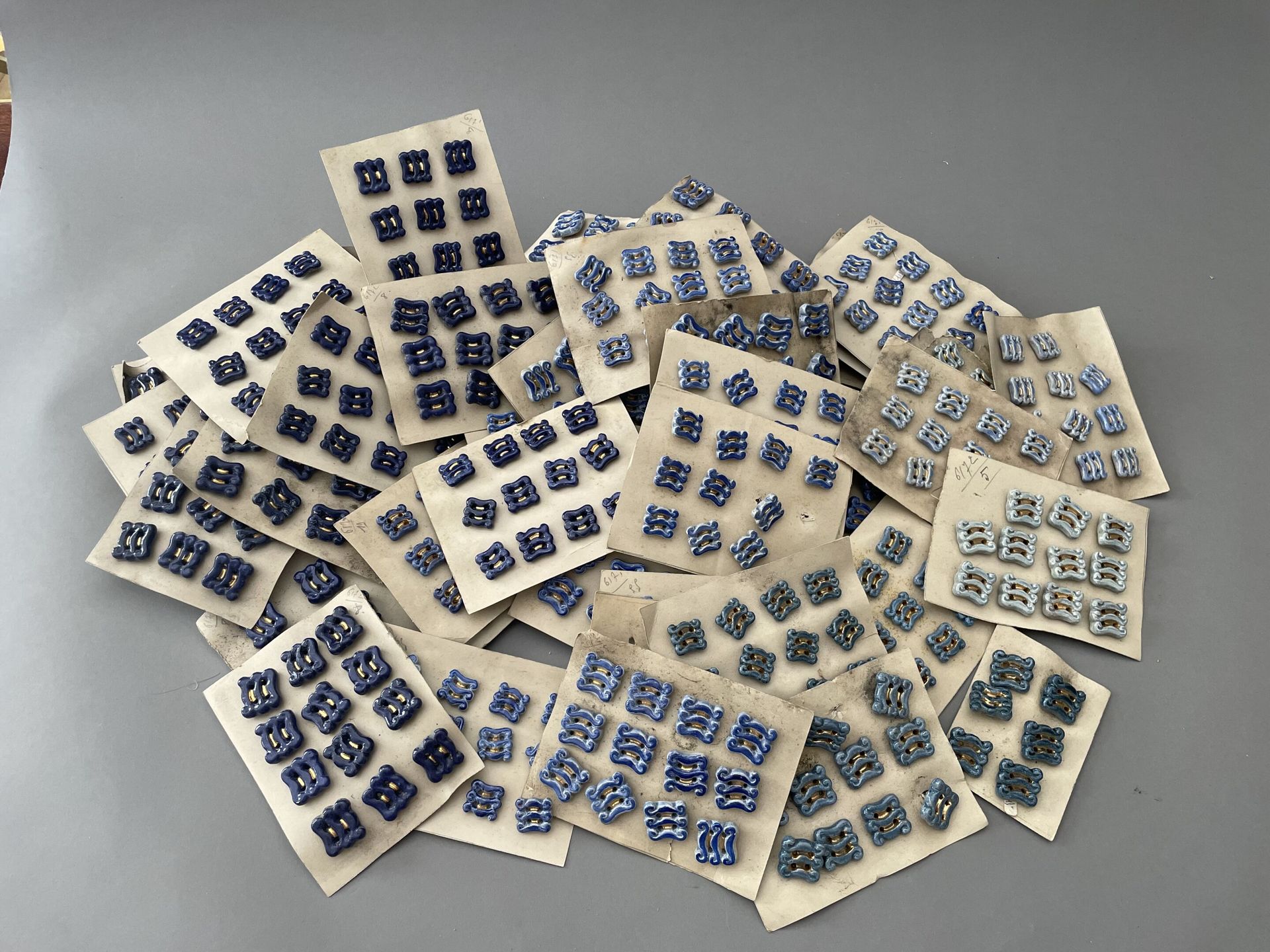 Null 一套用于高级时装的陶瓷纽扣，大约在1940年，蓝色和金色釉面陶瓷的方形纽扣带有金属紧固件，上面有大约228个大的和230个小的镂空装饰。
他们中的大多&hellip;
