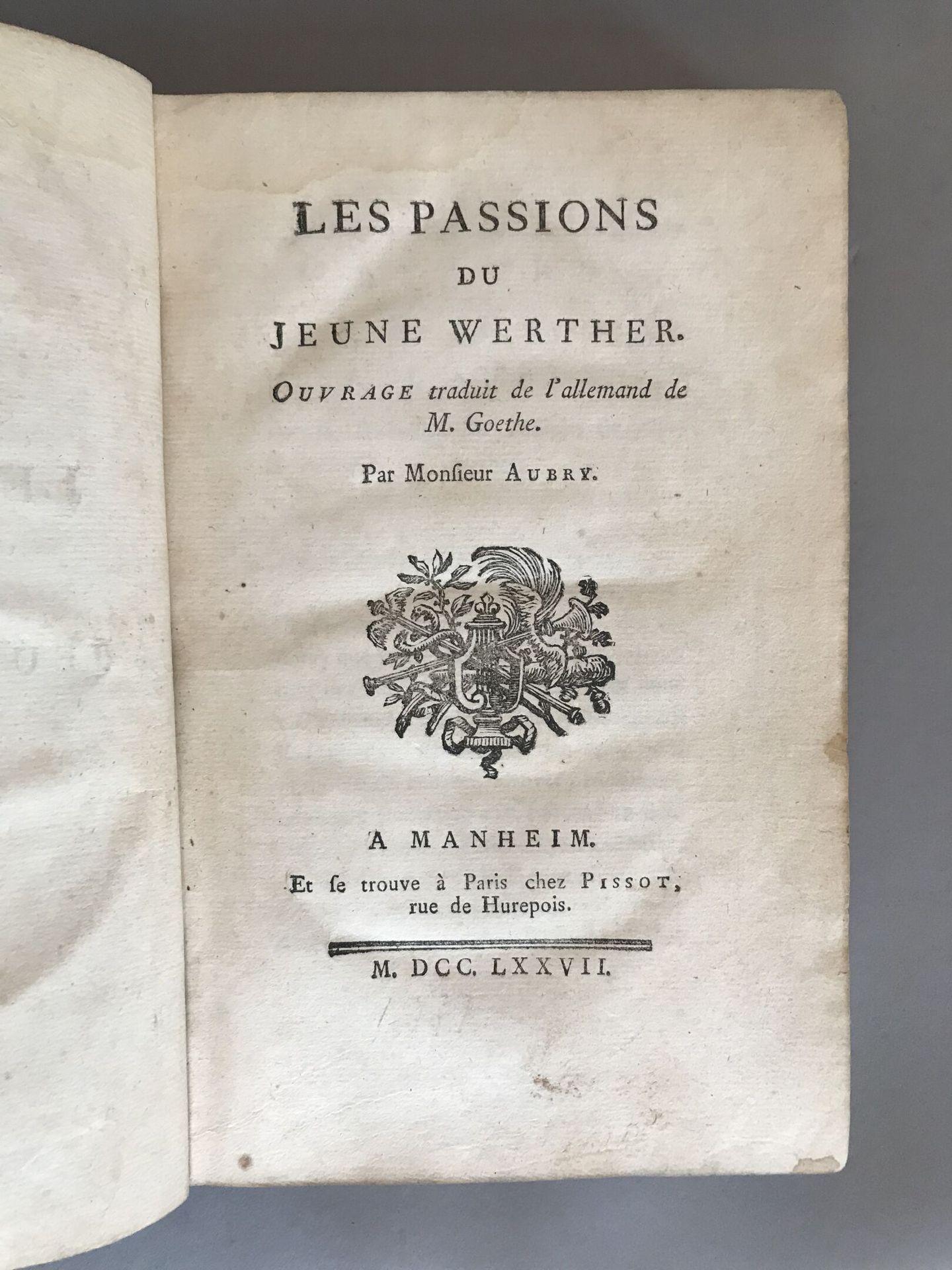 Null 戈特，《少年维特的激情》，巴黎，皮索，1777。1卷8开本。

书脊磨损。按原样。



出处。

福西隆-巴尔特鲁赛蒂斯图书馆