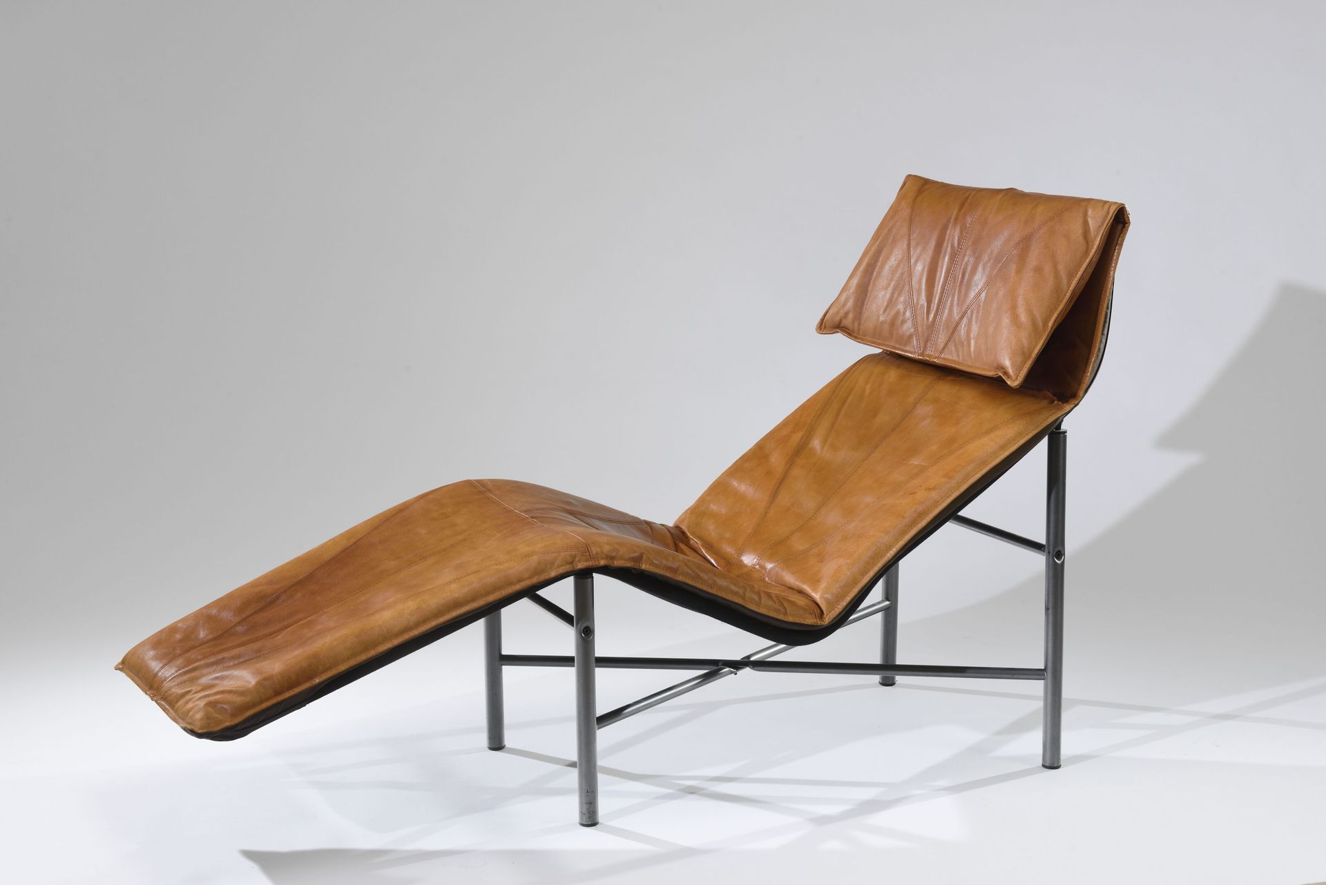 Null Tord BJORKLUND (20世纪)

宜家版，约1990年

丝恺 "休闲椅

镀铬和浅灰色漆面金属框架，支撑着大型缝制皮革座椅

H.96厘&hellip;