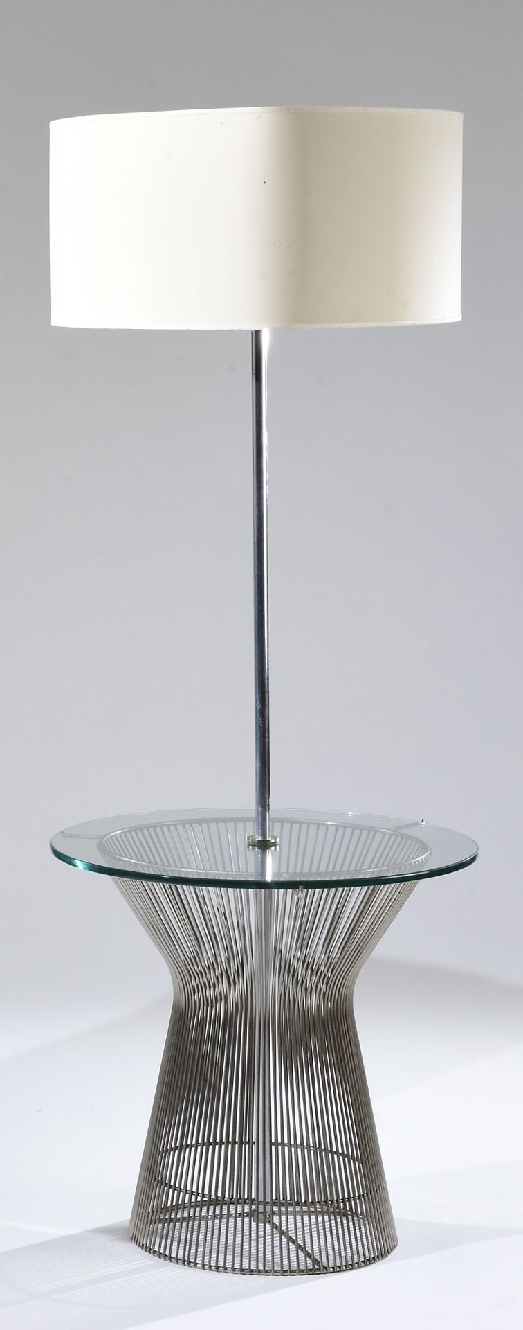 Null 归功于沃伦-普拉特纳

底座台灯。抛光的钢丝结构形成了一个握着圆形截面轴的抖空竹，上面有一个三角形的灯罩（报告）。厚厚的玻璃顶。

H.134 - W&hellip;