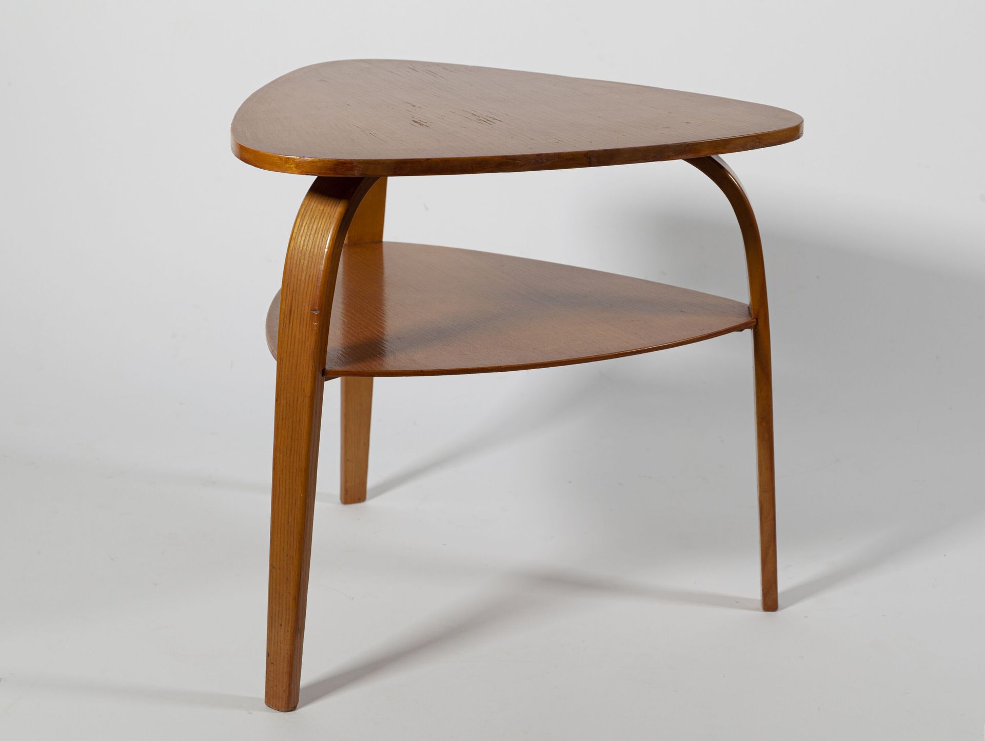Null 胡戈-施泰纳 (1926 - 1991)

斯泰纳出版商

基座桌，"Bow Wood "模型，有两个胶合板的三角形托盘，靠在三个弯曲的腿上。

H.&hellip;