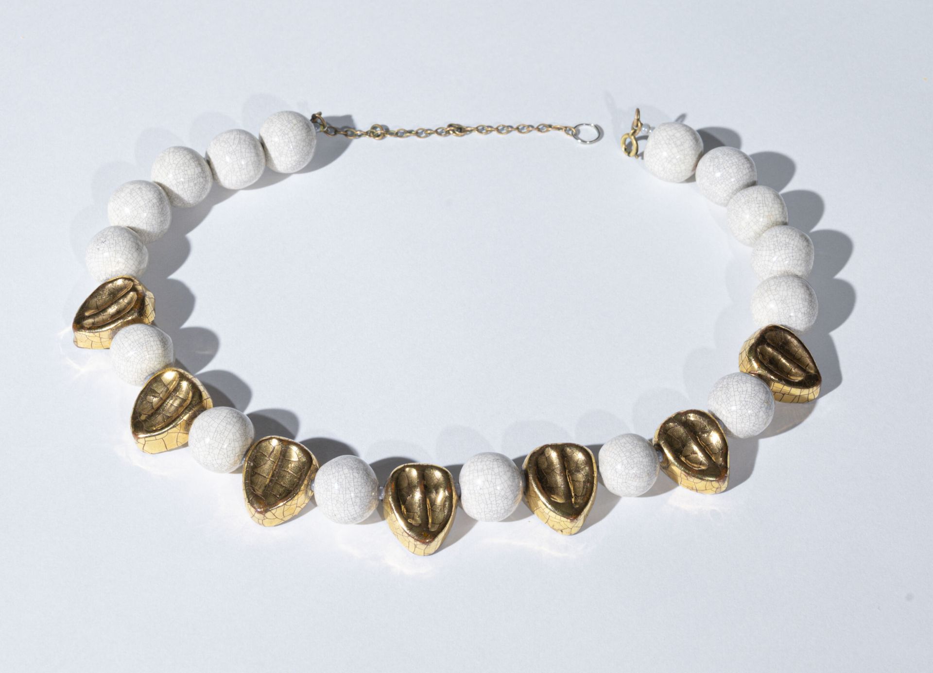 Null Mithé ESPELT (1923 - 2020)

Halskette mit Elementen aus glasierter Keramik.&hellip;