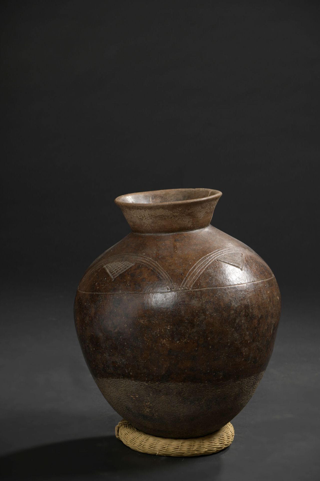 Null Lobi pottery, Burkina Faso 
 H. 49 cm - D. 32 cm

Circular shape, flared sl&hellip;