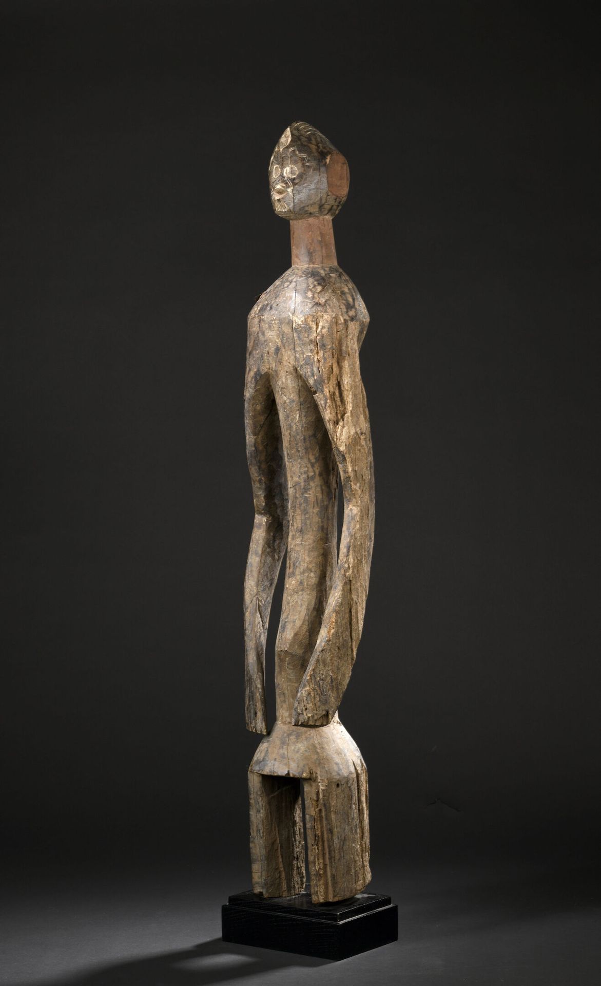 Null *Statue Mumuye, Nigeria 
Bois 
H. 98 cm

Provenance : 
Collection privée S&hellip;