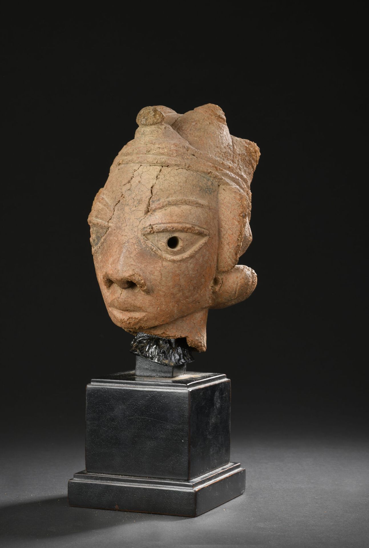Null Nok-Kopf, Nigeria
Gebrannte Erde
H. 19,5 cm
Datierung: 500 v. Chr. (ASA-The&hellip;