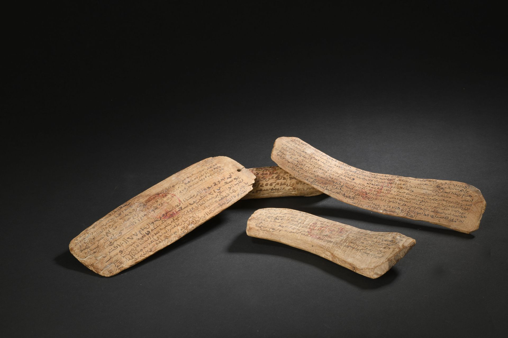 Null 一套四个古兰经盘
东非
木头
长：18.5厘米-19.5厘米-22.5厘米和25厘米 

一套四块轻木雕刻的《古兰经》板，上面还留有文字。这种类型的黑&hellip;