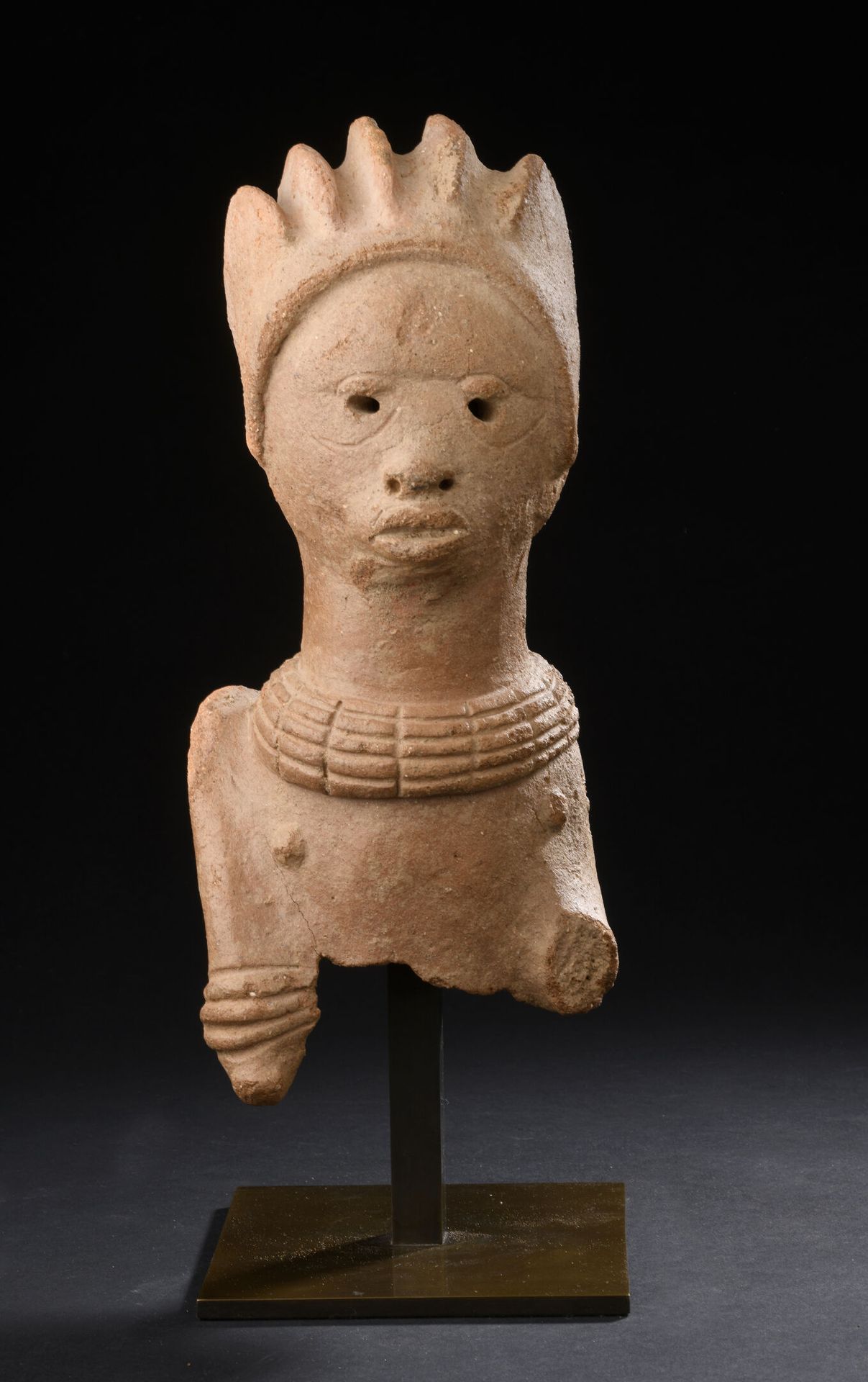 Null Busto femminile Nok, Nigeria
Terracotta
H. 31 cm
Datato 2300 a.C. (certific&hellip;