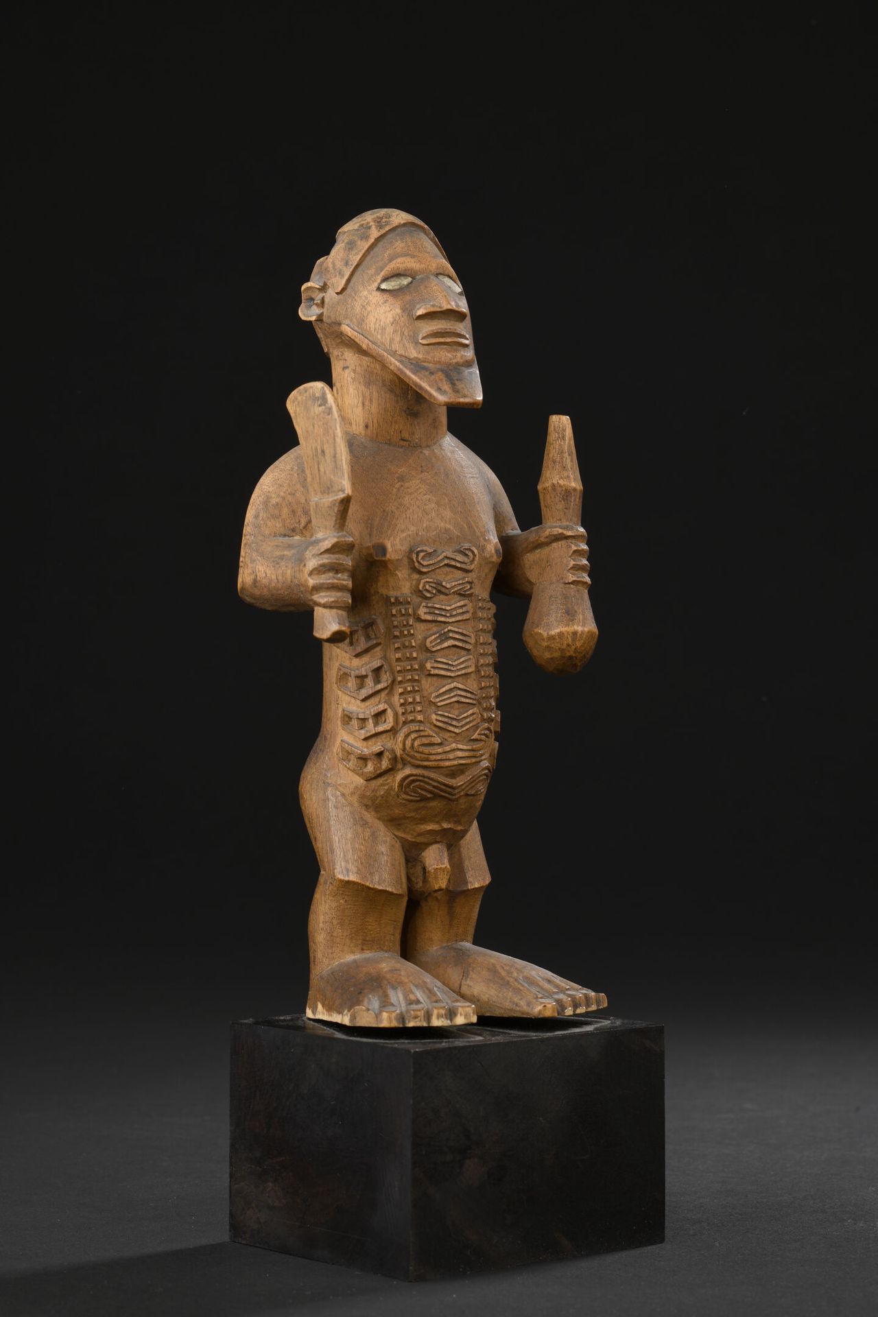 Null *Statuette, Bembe, 刚果民主共和国 
木材，陶器
H.18.5厘米 

出处。 
瑞士私人收藏

象征性的姿势，身体直立，抬头挺胸，&hellip;