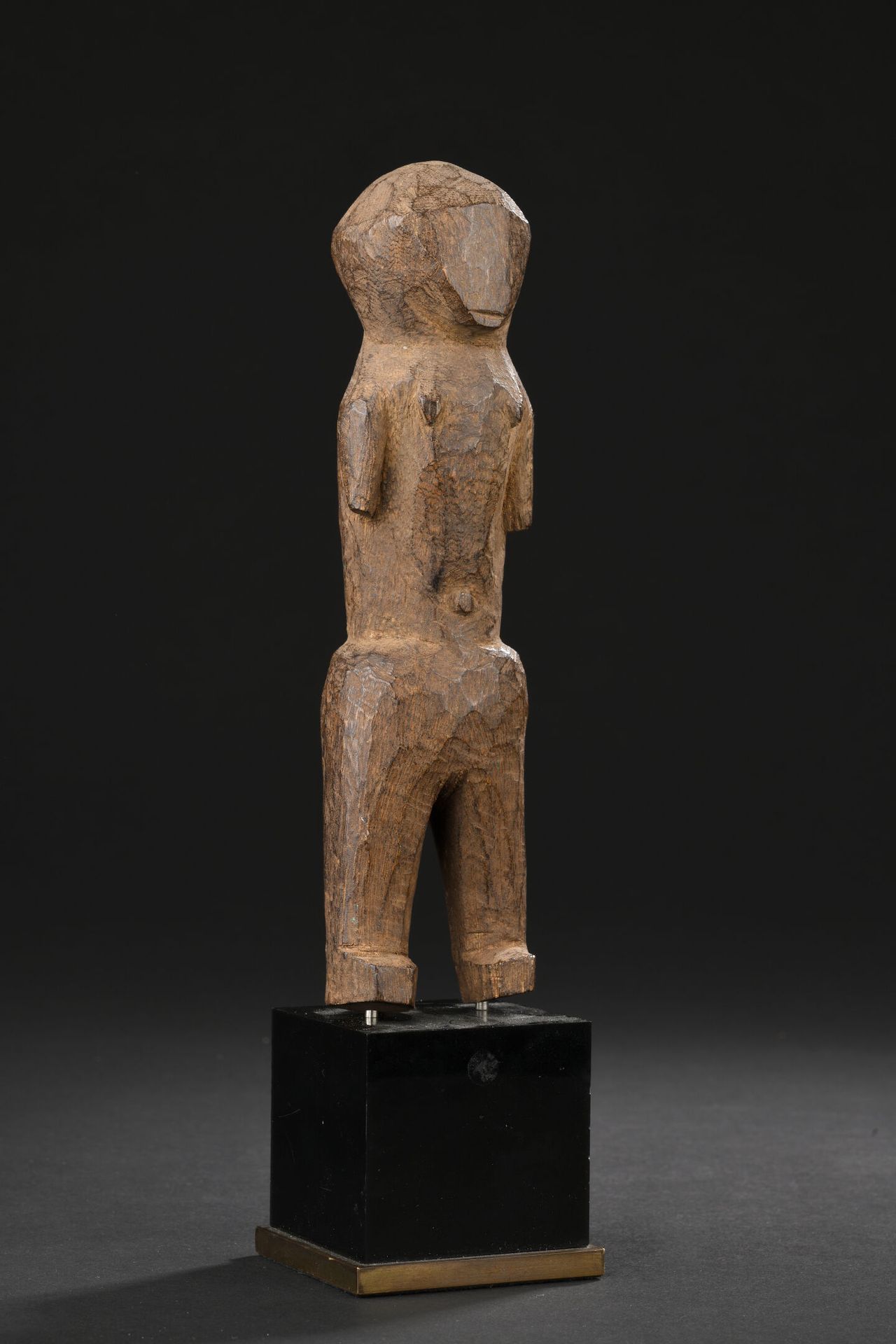 Null *Ngbaka雕像，刚果民主共和国
木头
H.19厘米

出处 : 
私人收藏，瑞士
 
拟人化的雕像，有示意图的体积。构图的极简主义体现在没有任何装&hellip;