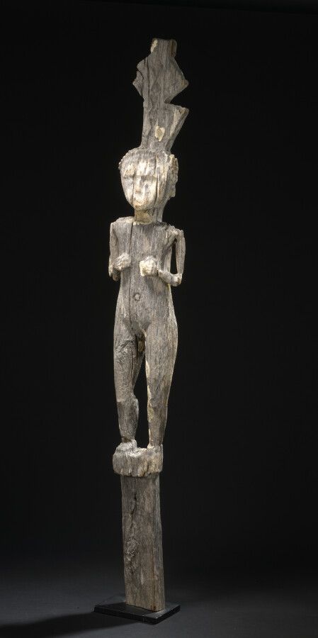 Null 马哈法利哨所，马达加斯加
H.97厘米

出处 :
收集于20世纪中期，私人收藏。

如果时间的印记抹去了她脸上的特征，在她被侵蚀的硬木中更深地烙下了&hellip;