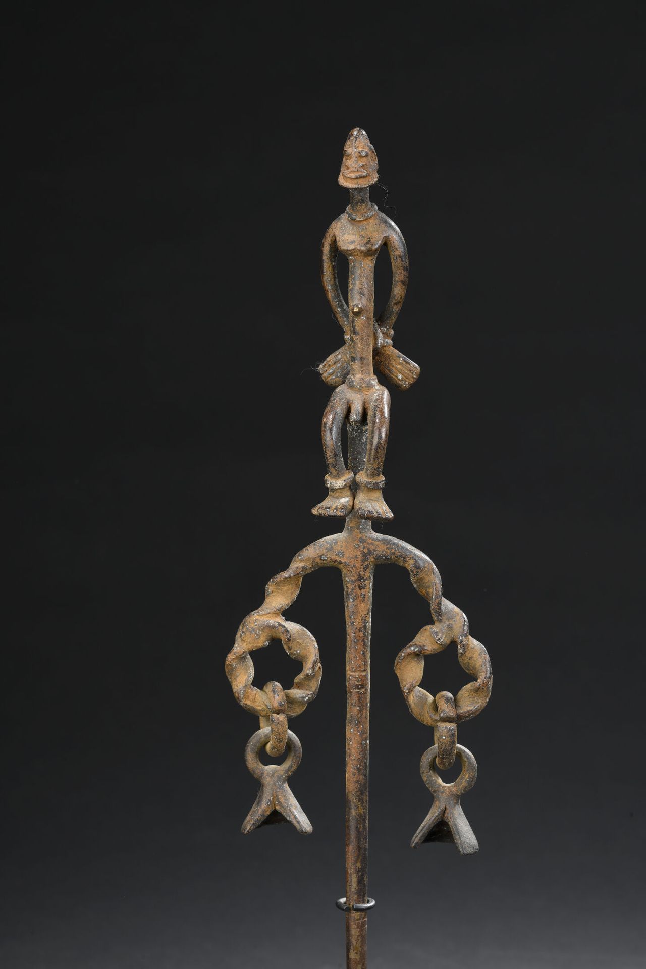 Null Dogon ritual iron, Mali
Bronze
H. 32,5 cm

Ritual iron surmounted by a seat&hellip;