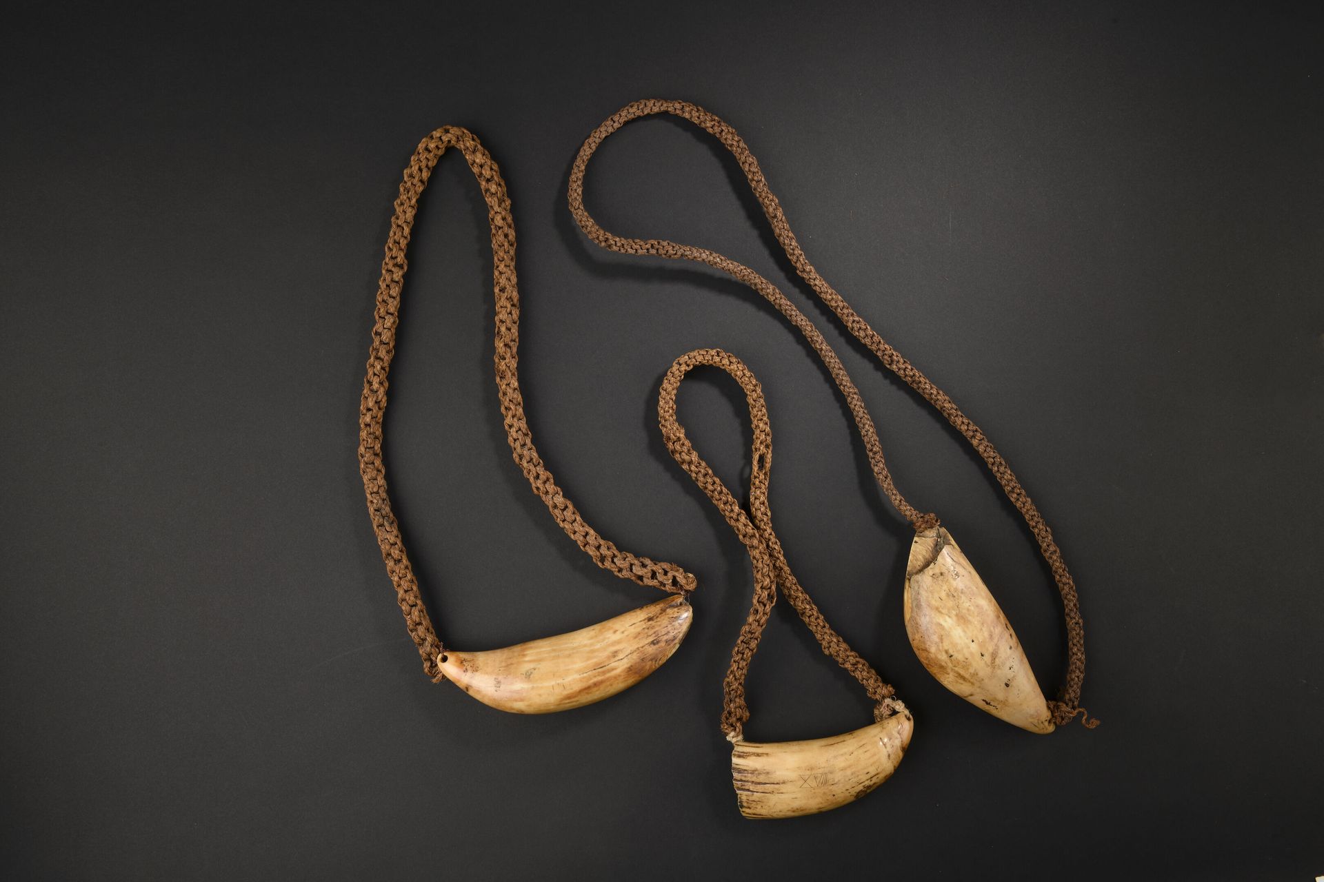 Null *Trois pendentifs tabua, Îles Fidji
Dents de cachalot
L. 14,5 cm, 18 cm et &hellip;