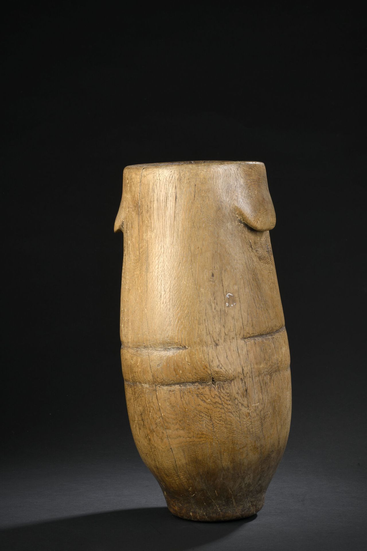 Null 祖鲁牛奶壶
南非 
H.41,5 cm

这是一个很好的祖鲁牛奶壶的例子，用浅色的木头雕刻成美丽的细长曲线，中心谨慎地装饰着两系列的平行线性雕刻，横跨&hellip;