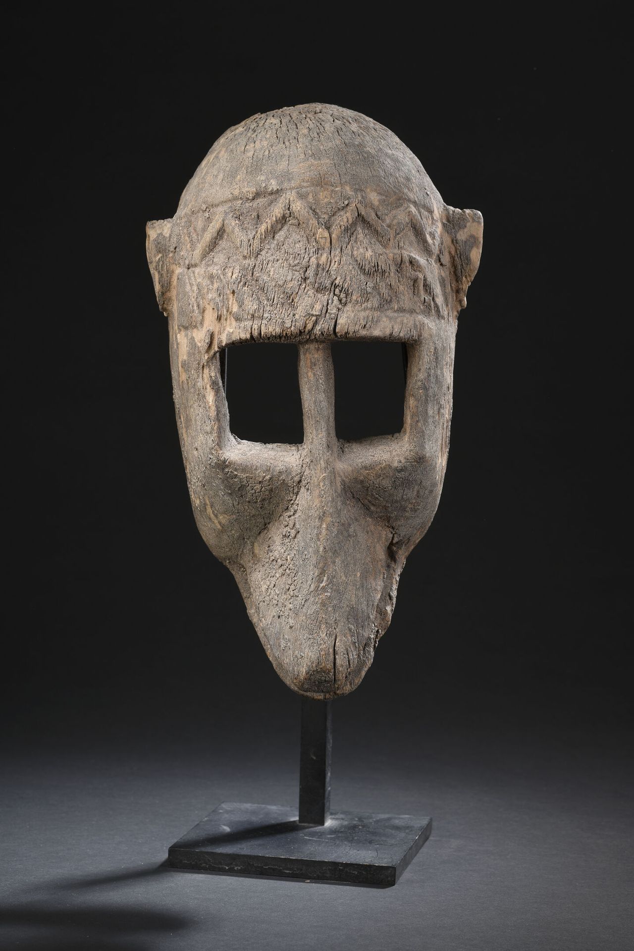 Null Dogon monkey mask, Mali 
Wood, raw patina, light, with grey tones. 
H. 30 c&hellip;
