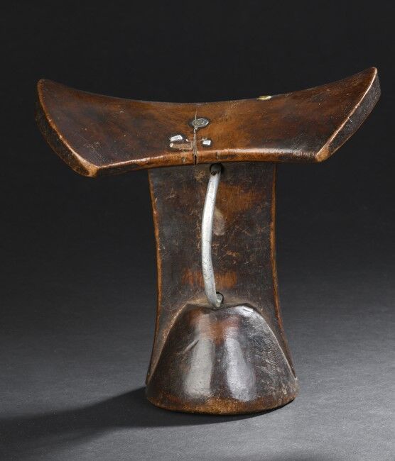 Null Boni headrest, Somalia
Wood, metal
H. 18 cm

Neck rest with a lintel very d&hellip;
