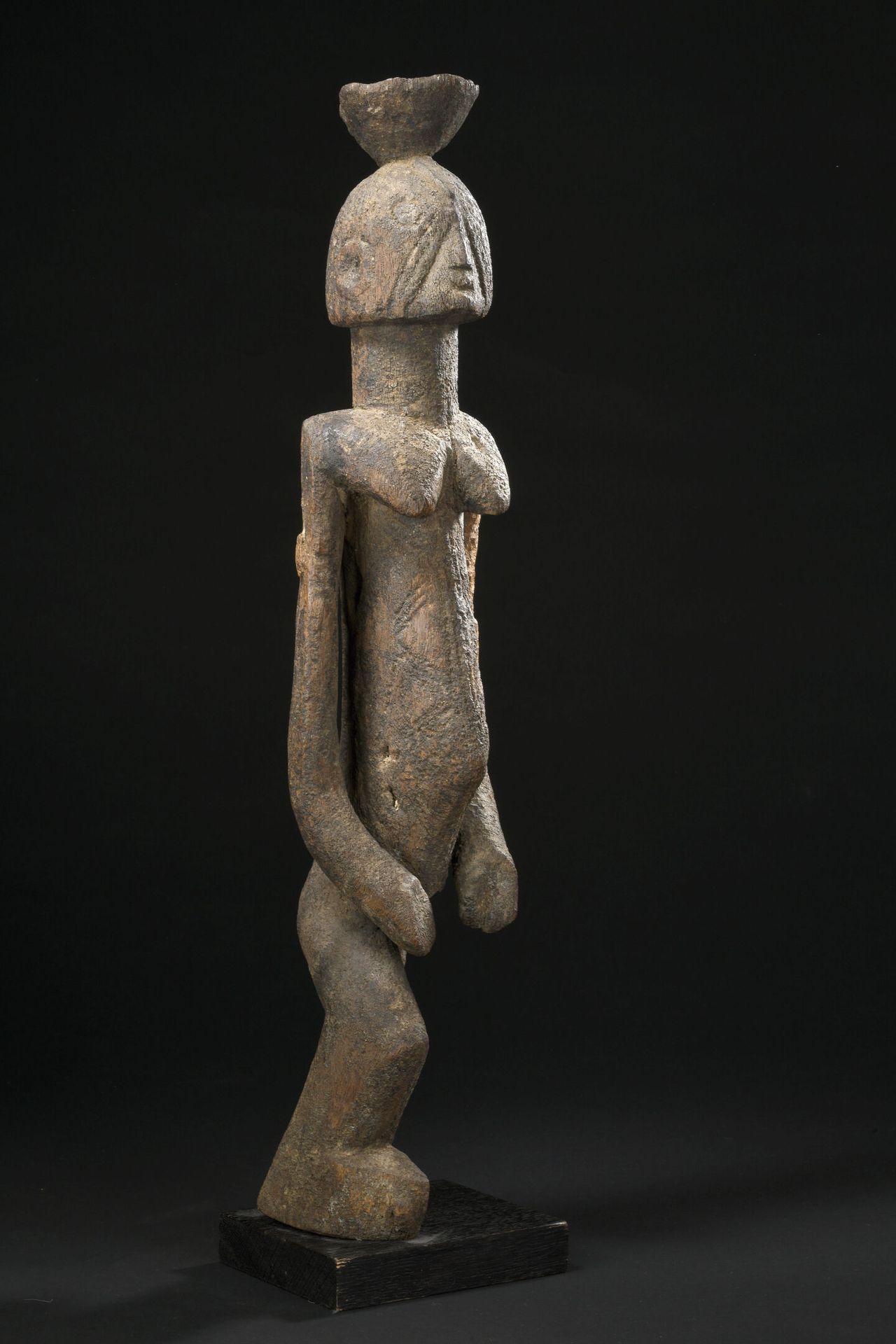 Null Statue Dogon, Mali
Bois, patine crouteuse
H. 55 cm

Provenance : 
Collectio&hellip;