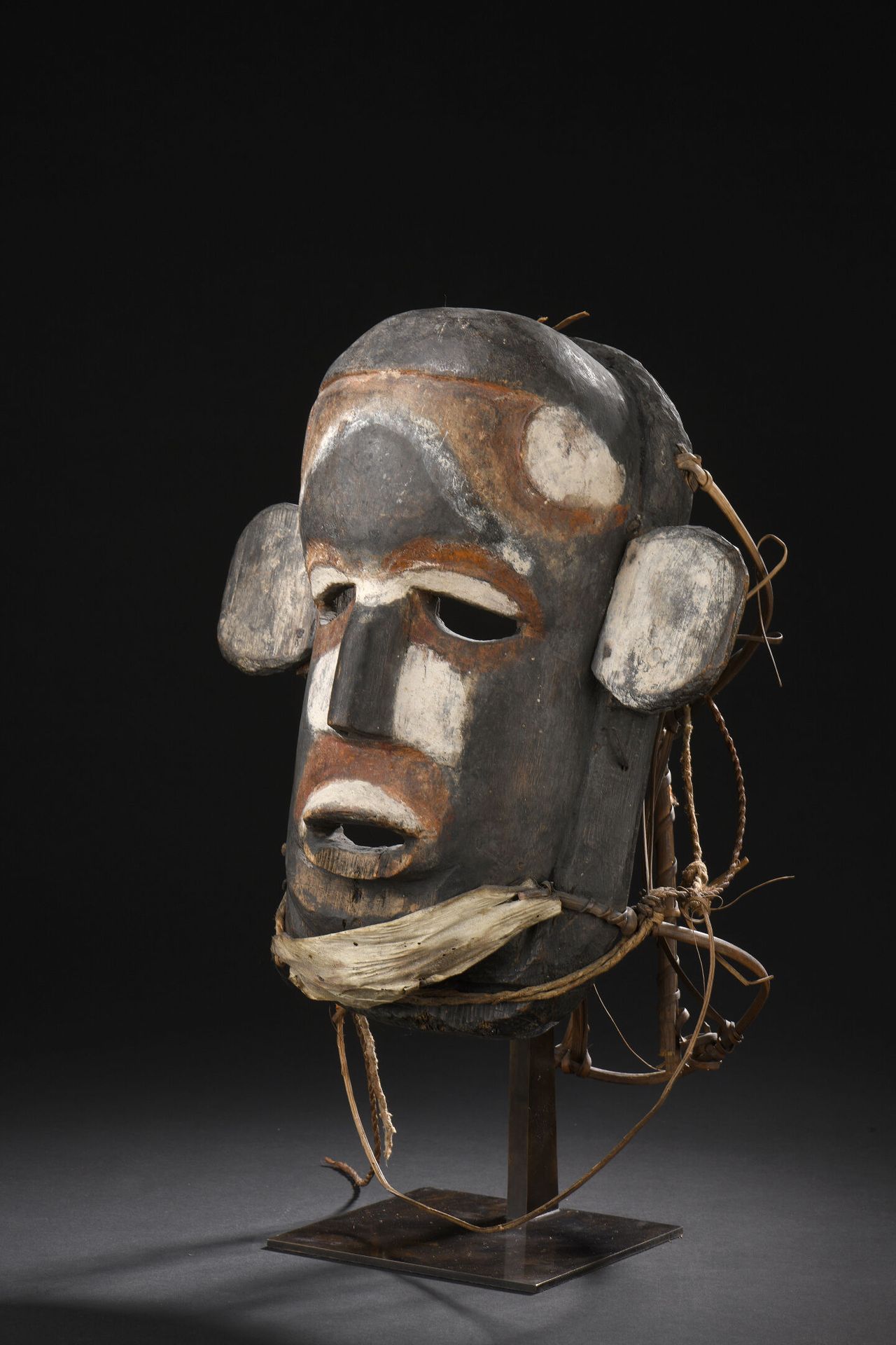 Null *Mask, Kongo, Democratic Republic of Congo 
H. 35 cm 

Provenance
Pierre Lo&hellip;