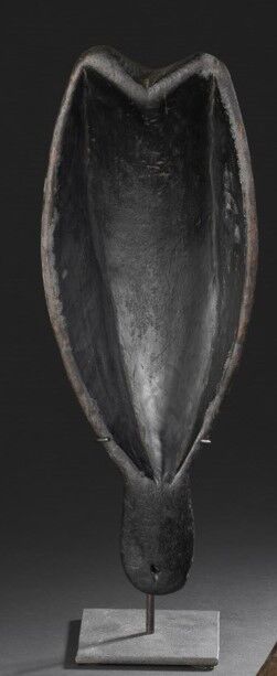 Null 刚果民主共和国，蒙戈勺子
木头
H.38.5厘米

当一件日常用品成为一件艺术品时，可以用这把Mongo勺子来概括，它的线条纯粹而沉稳。长方形的勺子末&hellip;
