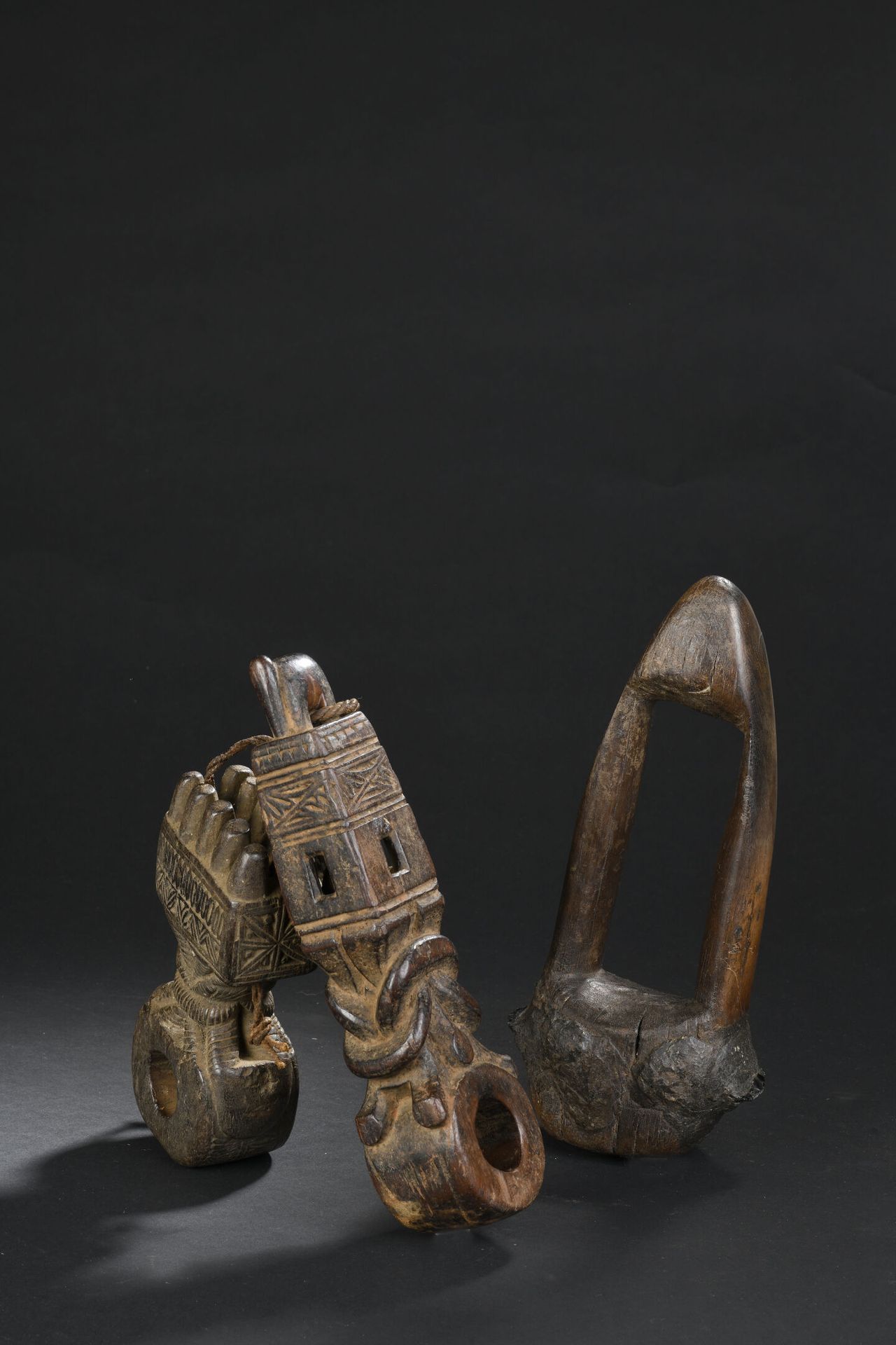 Null Set aus drei Instrumenten, Pfeifen, Kamerun (?)
H. 18 cm, 26 cm und 27 cm 
&hellip;
