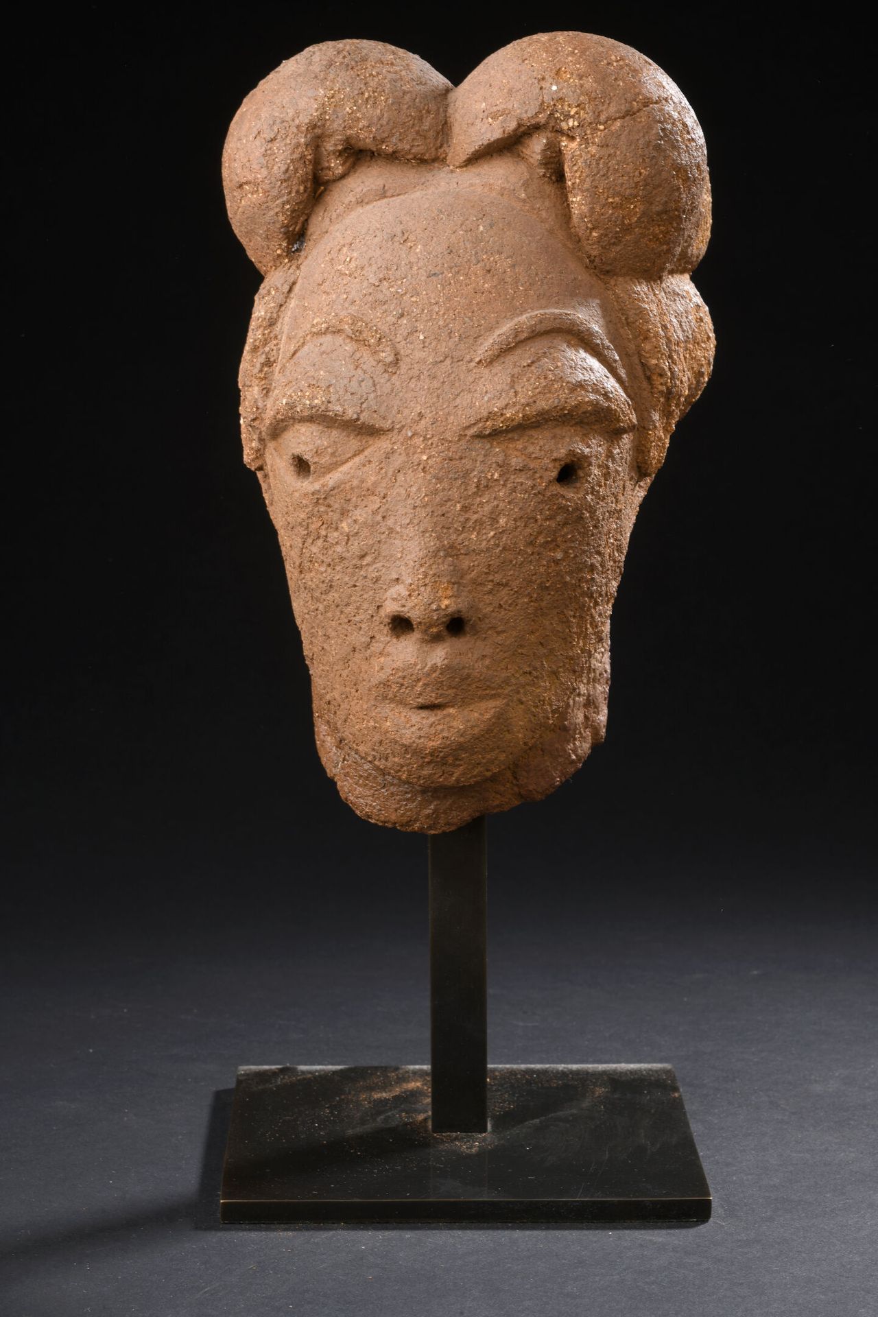 Null Weiblicher Kopf mit sechs Haarknoten Nok, Nigeria.
Terrakotta 
H. 22 cm
Dat&hellip;