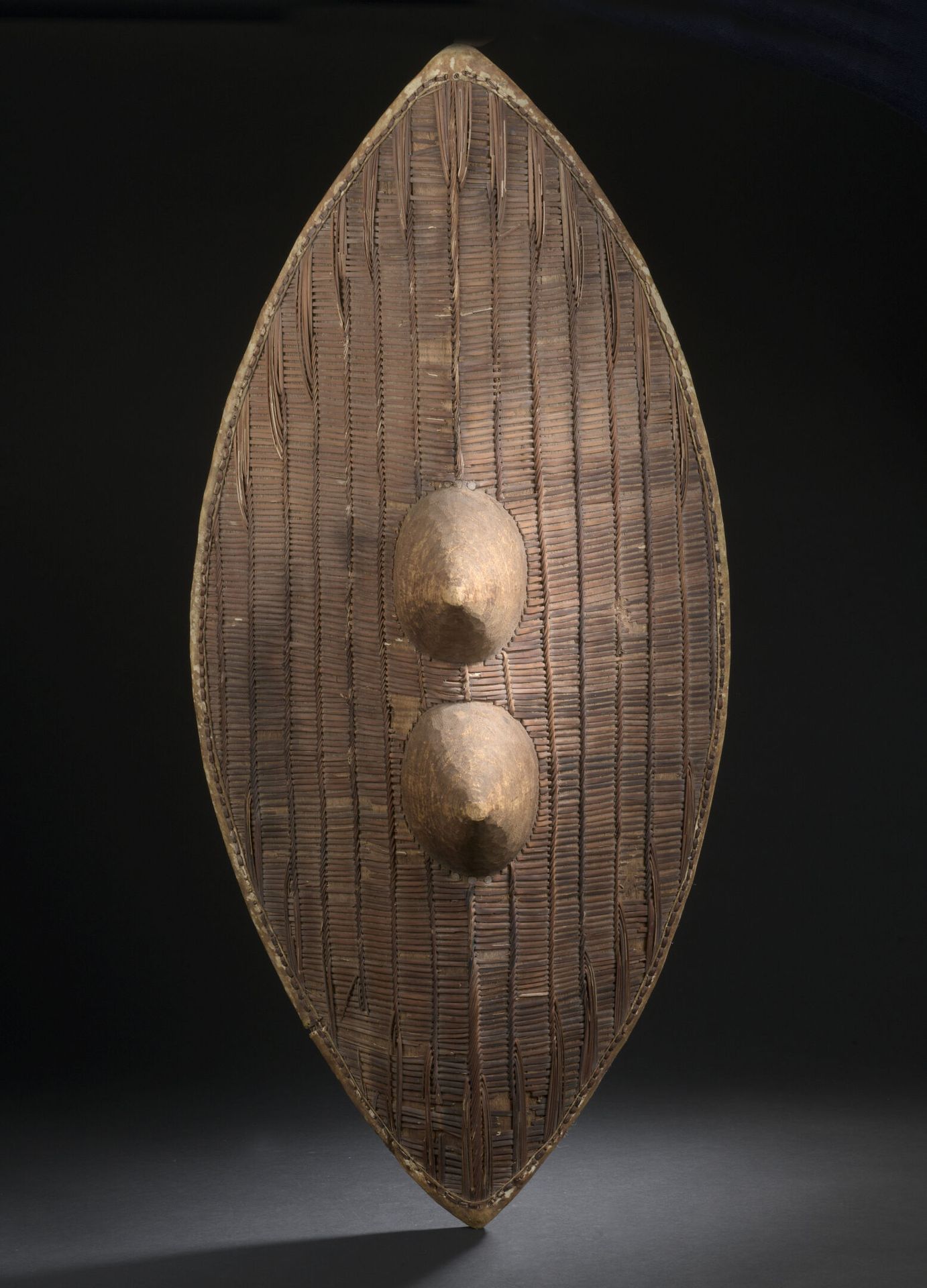Null Bouclier Soga/Ganda, Ouganda 
Osier, bois 
Début du XXème siècle
H. 82 cm

&hellip;