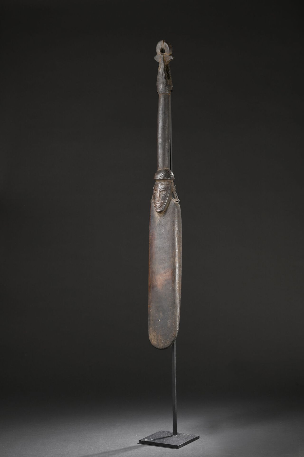 Null *塔米西米铲/勺，西亚西群岛，巴布亚新几内亚
木头 
H.83厘米

出处 : 
私人收藏，瑞士
 
仪式用的勺子，在手柄和长方形勺子的交界处雕刻了一&hellip;
