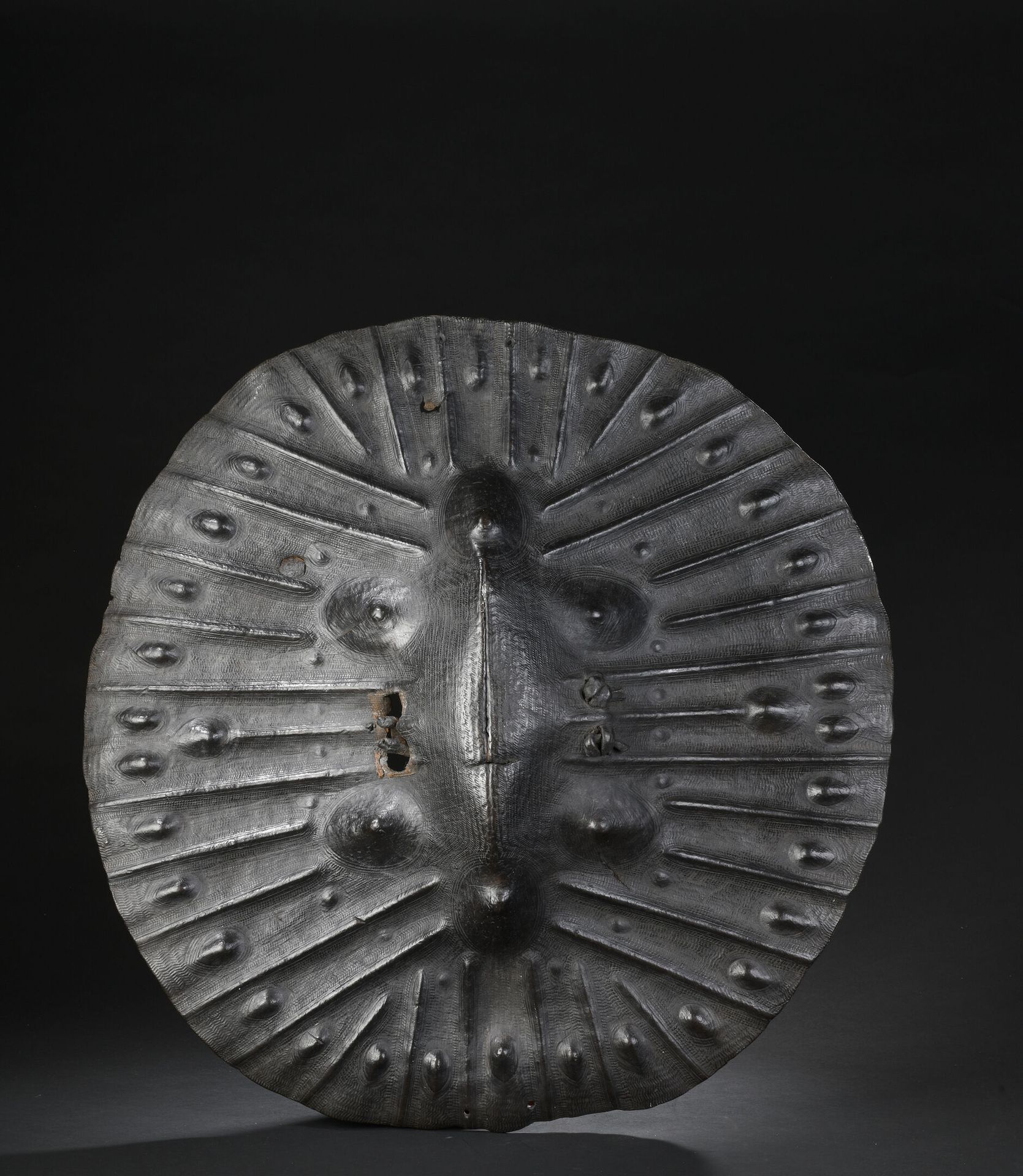 Null Amarro-Schild, Äthiopien
Leder
D. 69 cm

Kreisförmiger Schild, dessen Oberf&hellip;