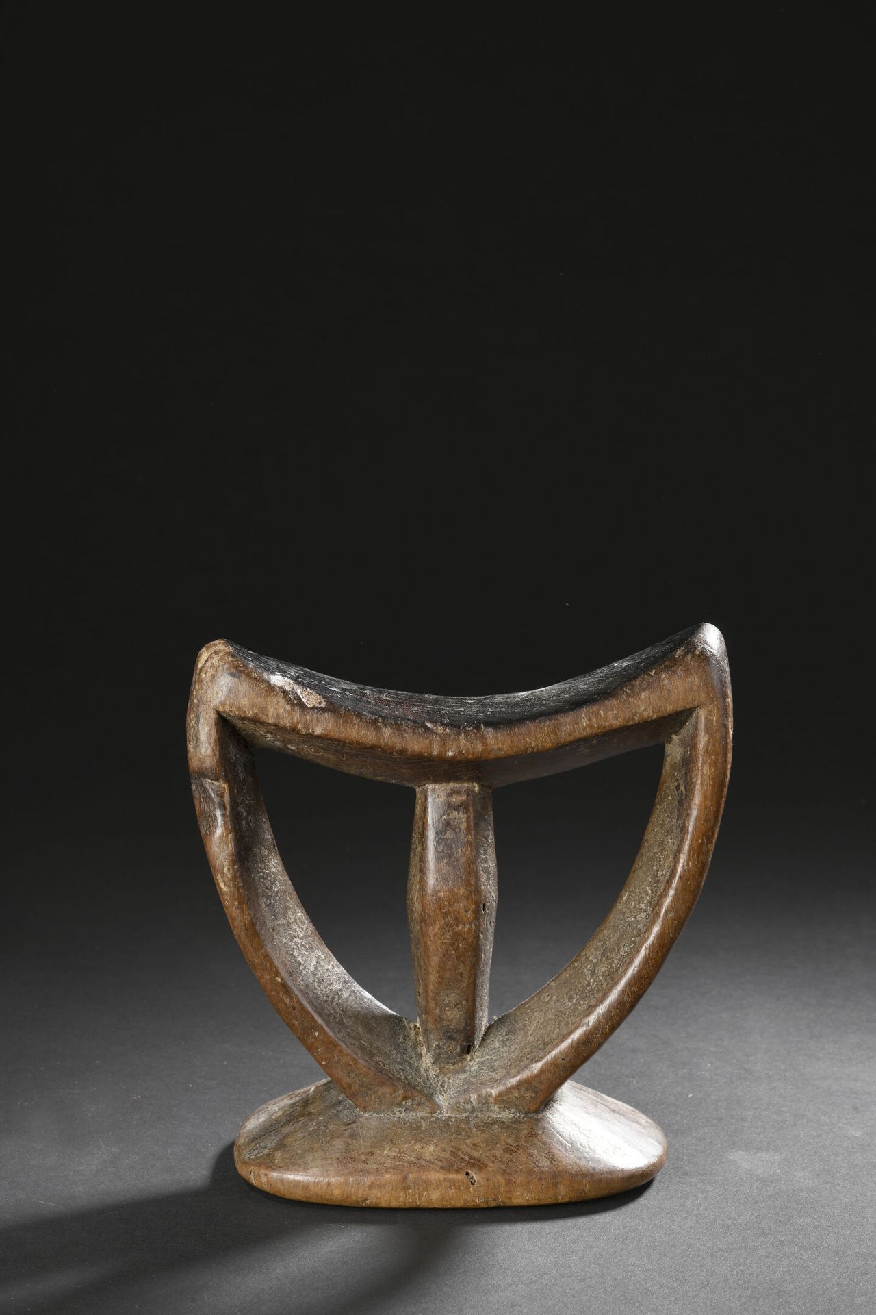 Null 埃塞俄比亚阿法尔颈部休息
木头
H.17.5厘米

颈托有弯曲的门楣，由三个镂空的脚支撑，形成两个镂空的三角形，形成一种韵律，整体靠在一个弯曲的底座上&hellip;