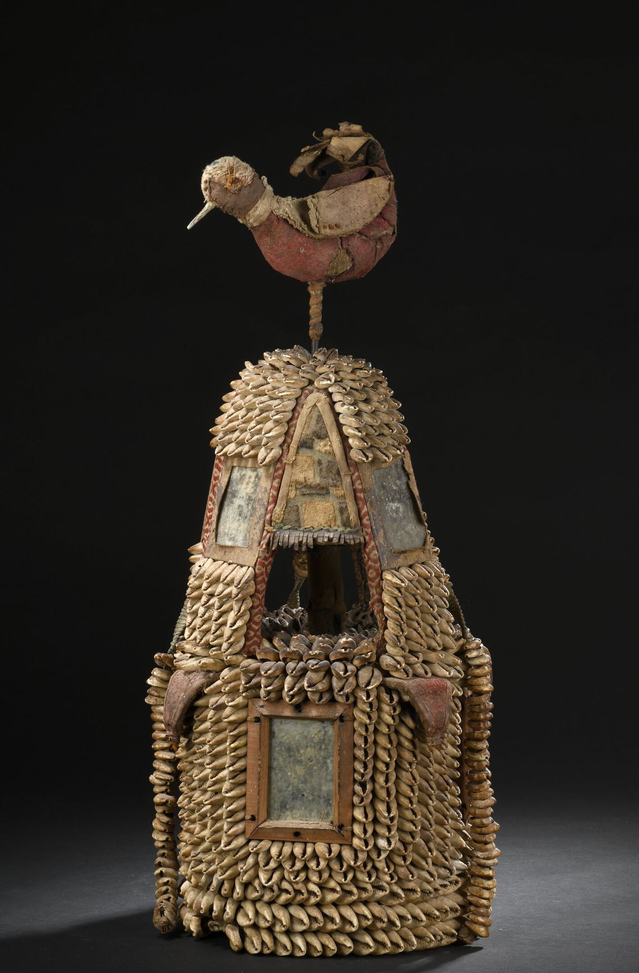 Null Kopfschmuck Ile Ori Yoruba, Nigeria
Stoff, Kauris, Spiegel, Leder
H. 59 cm
&hellip;