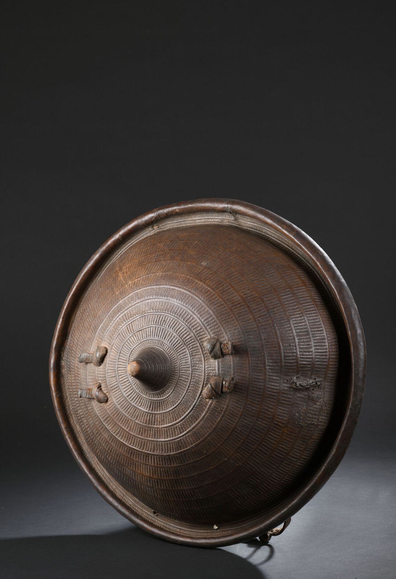 Null Bouclier Oromo/Tulama, Ethiopie 
Cuir 
Fin du XIXème siècle 
D. 54,5 cm

Pr&hellip;